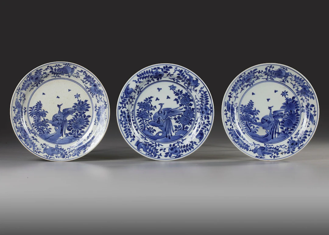 THREE JAPANESE KAKIMON-STYLE BLUE AND WHITE DISHES, 17TH CENTURY