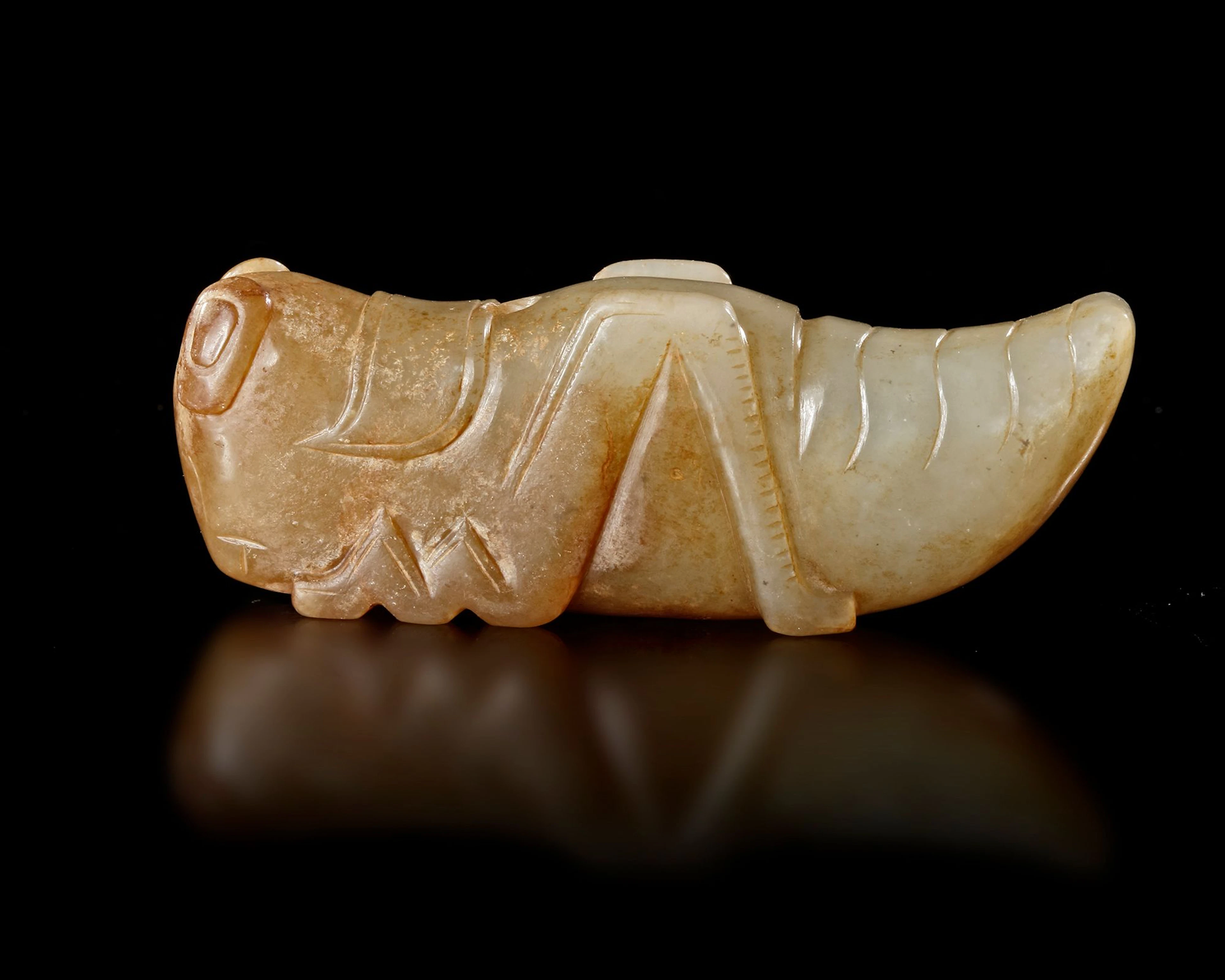 A CHINESE JADE GRASSHOPPER PENDANT, HAN DYNASTY (206 BC–220 AD)