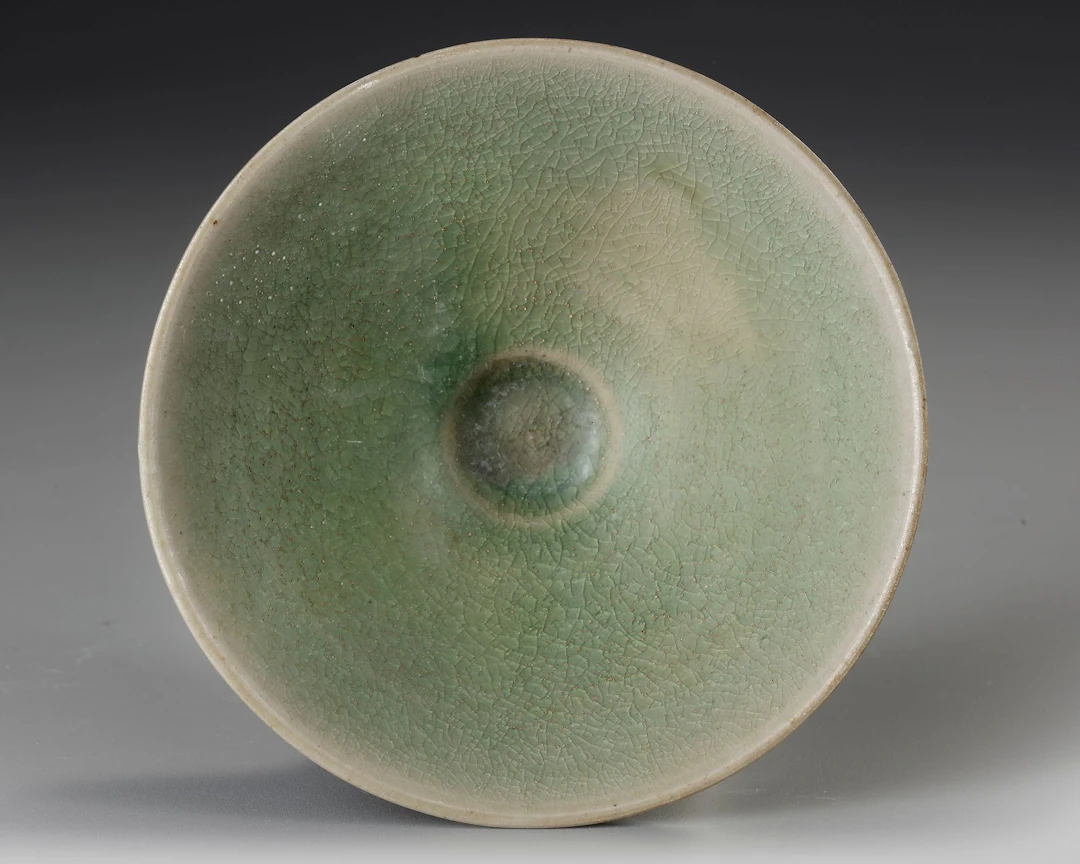 A CHINESE CELADON GLAZED BOWL, MING DYNASTY (1368-1644)