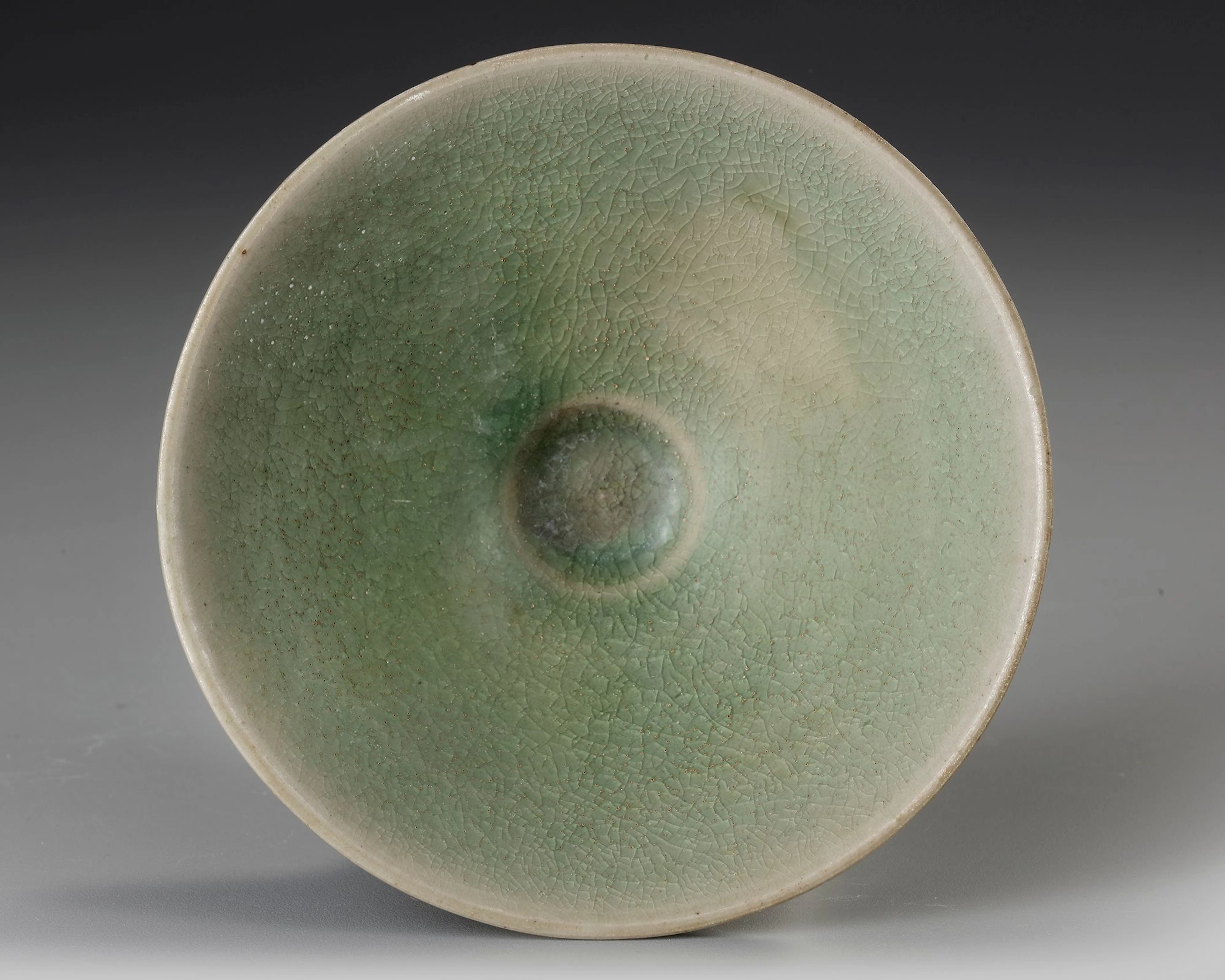 A CHINESE CELADON GLAZED BOWL, MING DYNASTY (1368-1644)