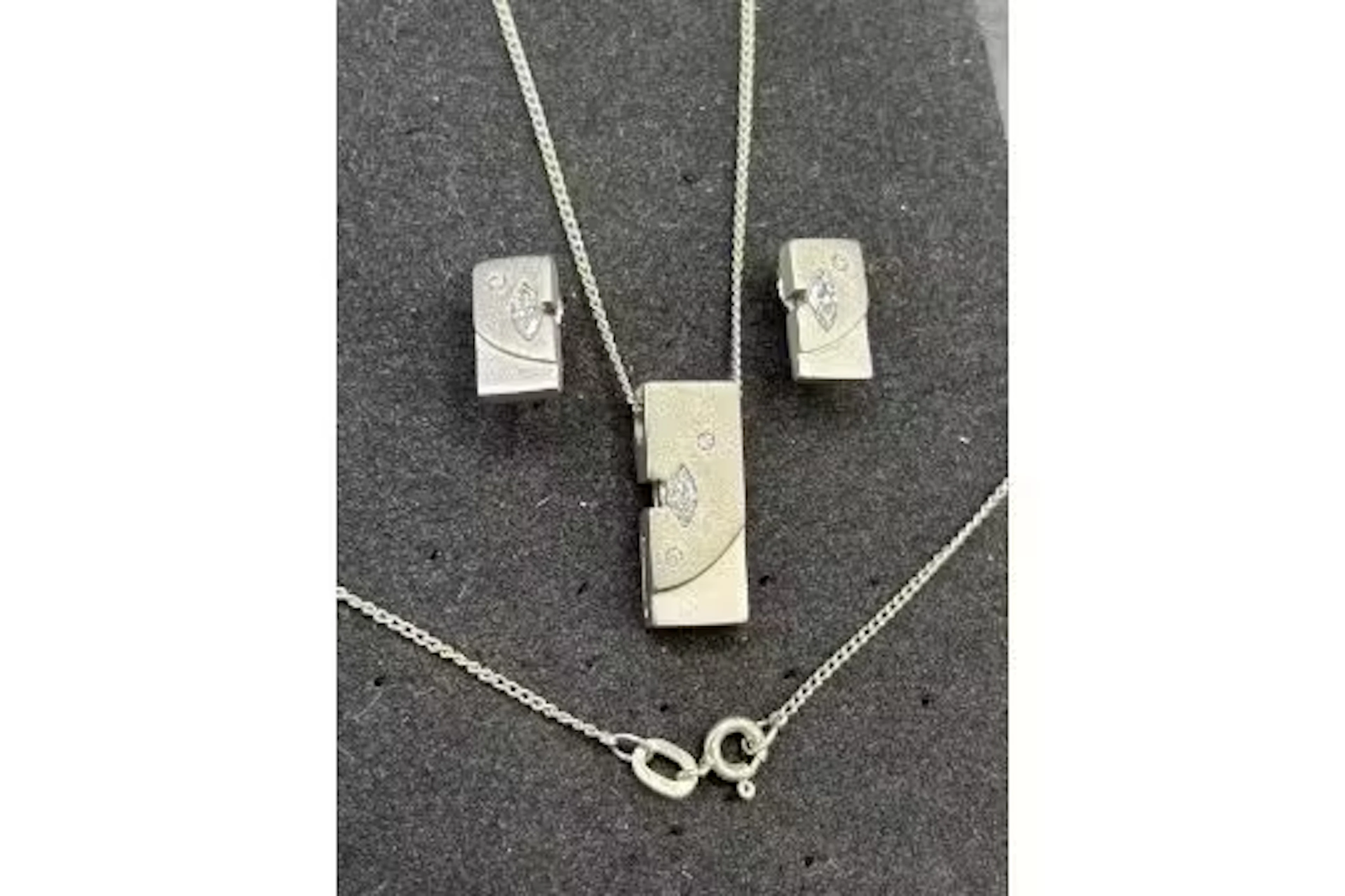 Silver Omega necklace and earrings 9.6g
