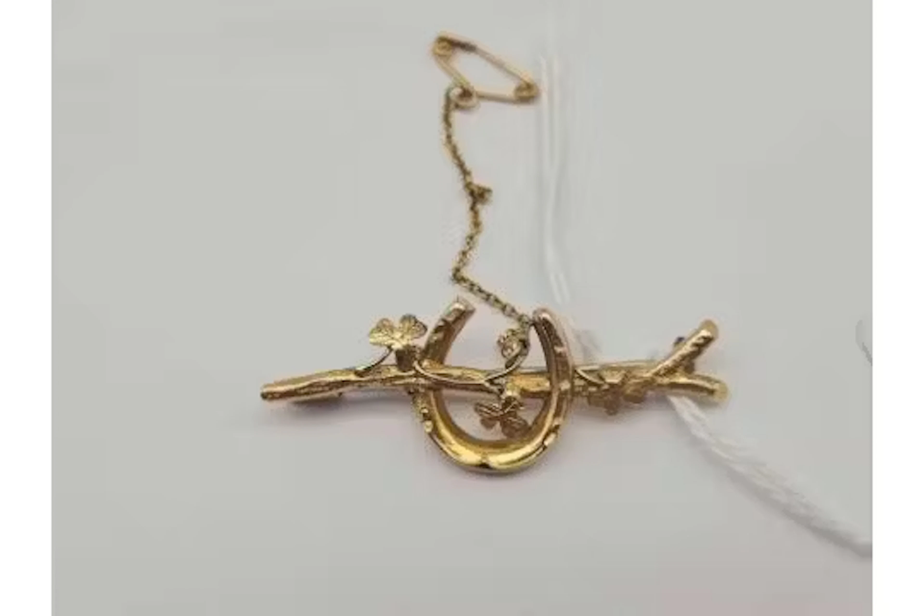 A antique lucky horse shoe and shamrock brooch 15ct gold 2.8 gms