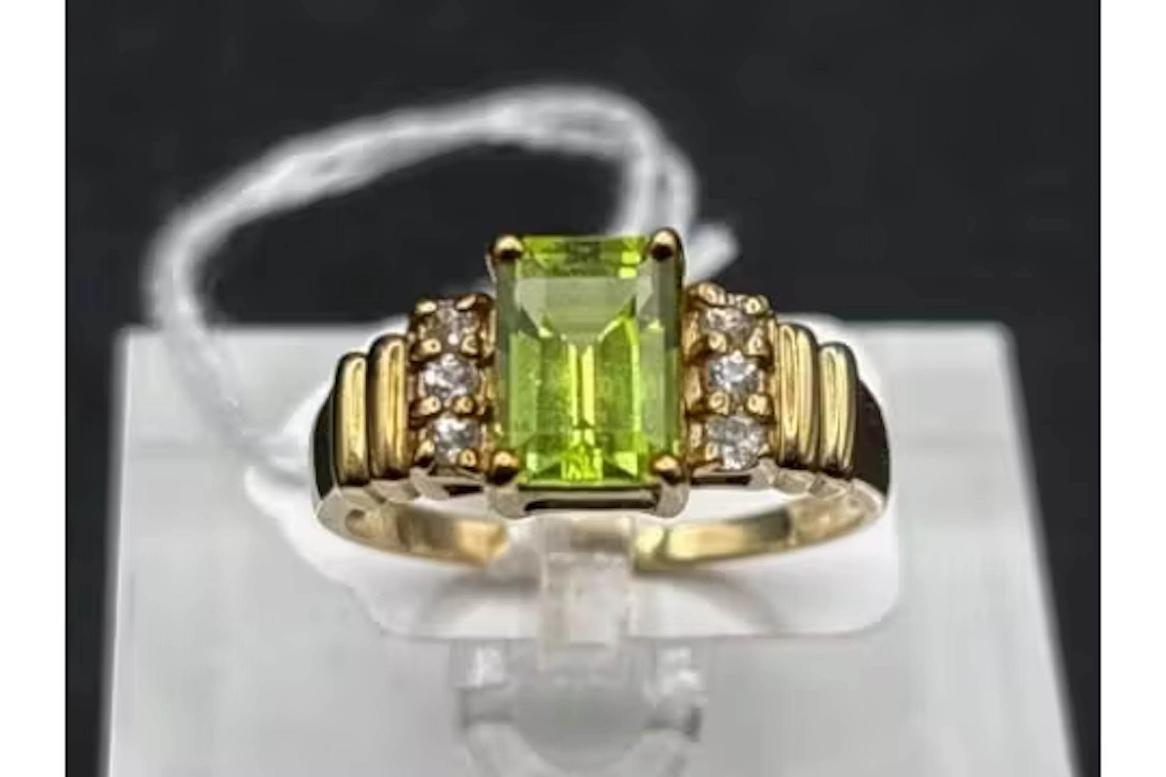 A peridot and white stone ring 9ct size P 2.9 gms