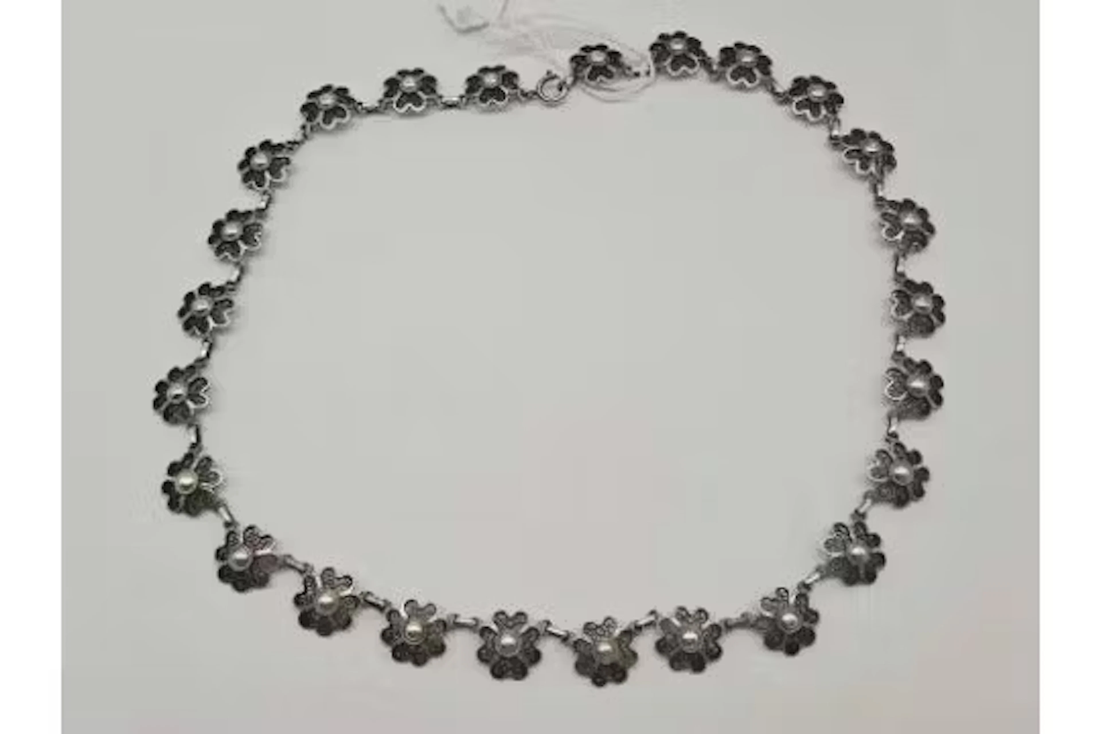 A faceted silver collar necklace 16 inch 22 gms