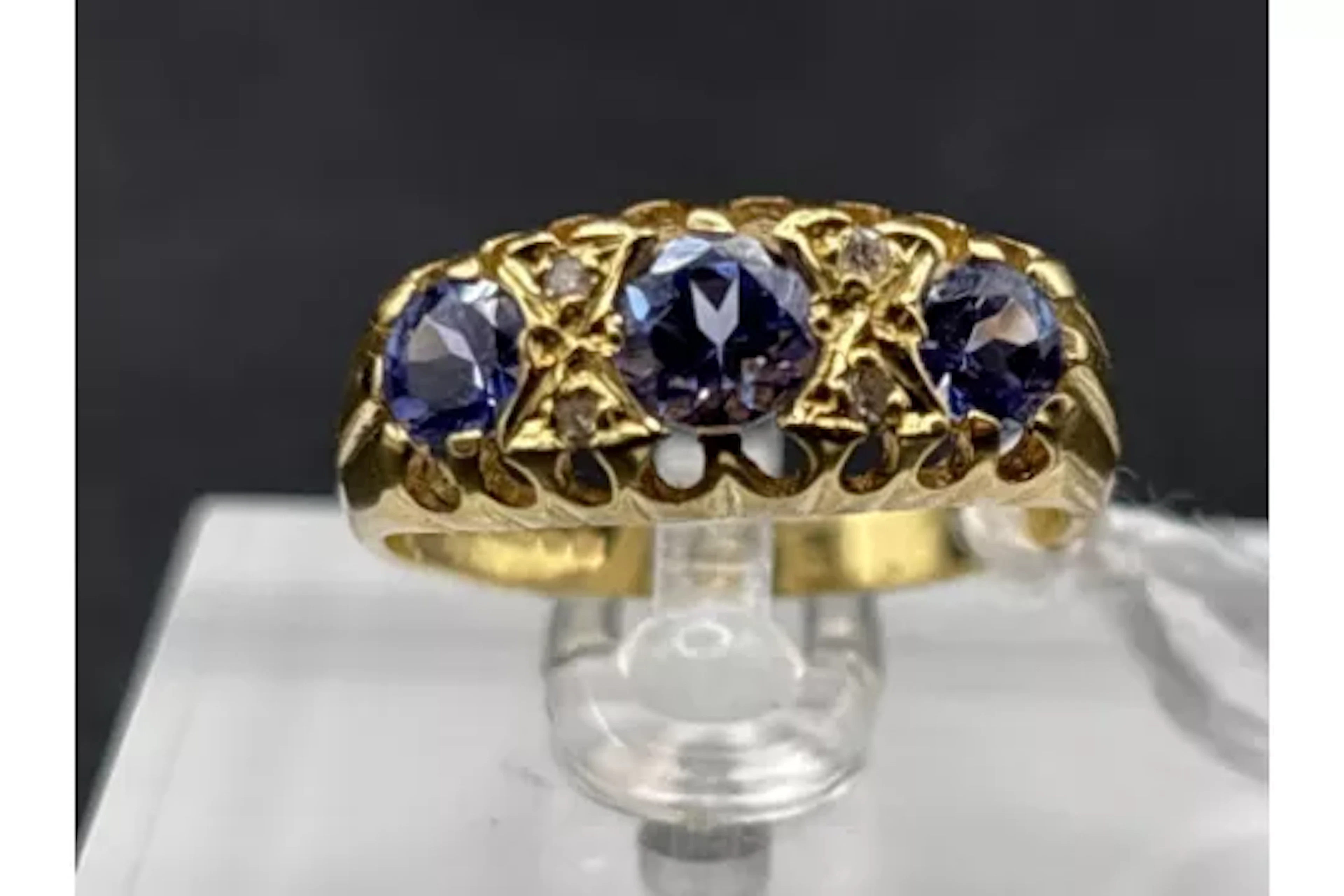 18ct hallmarked 3 stone tanzanite carved half hoop ring with diamond