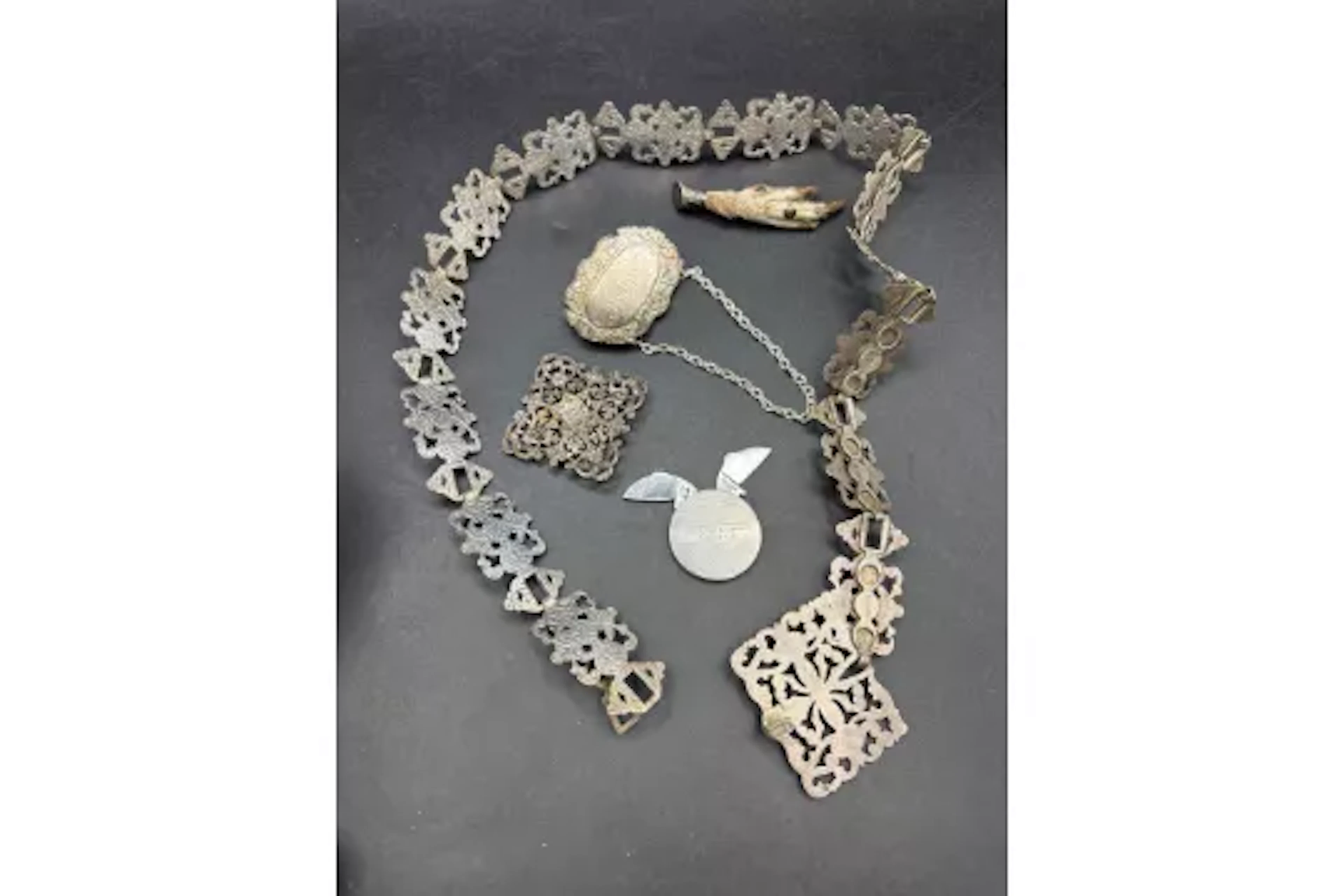 A bag of miscellaneous jewellery items
