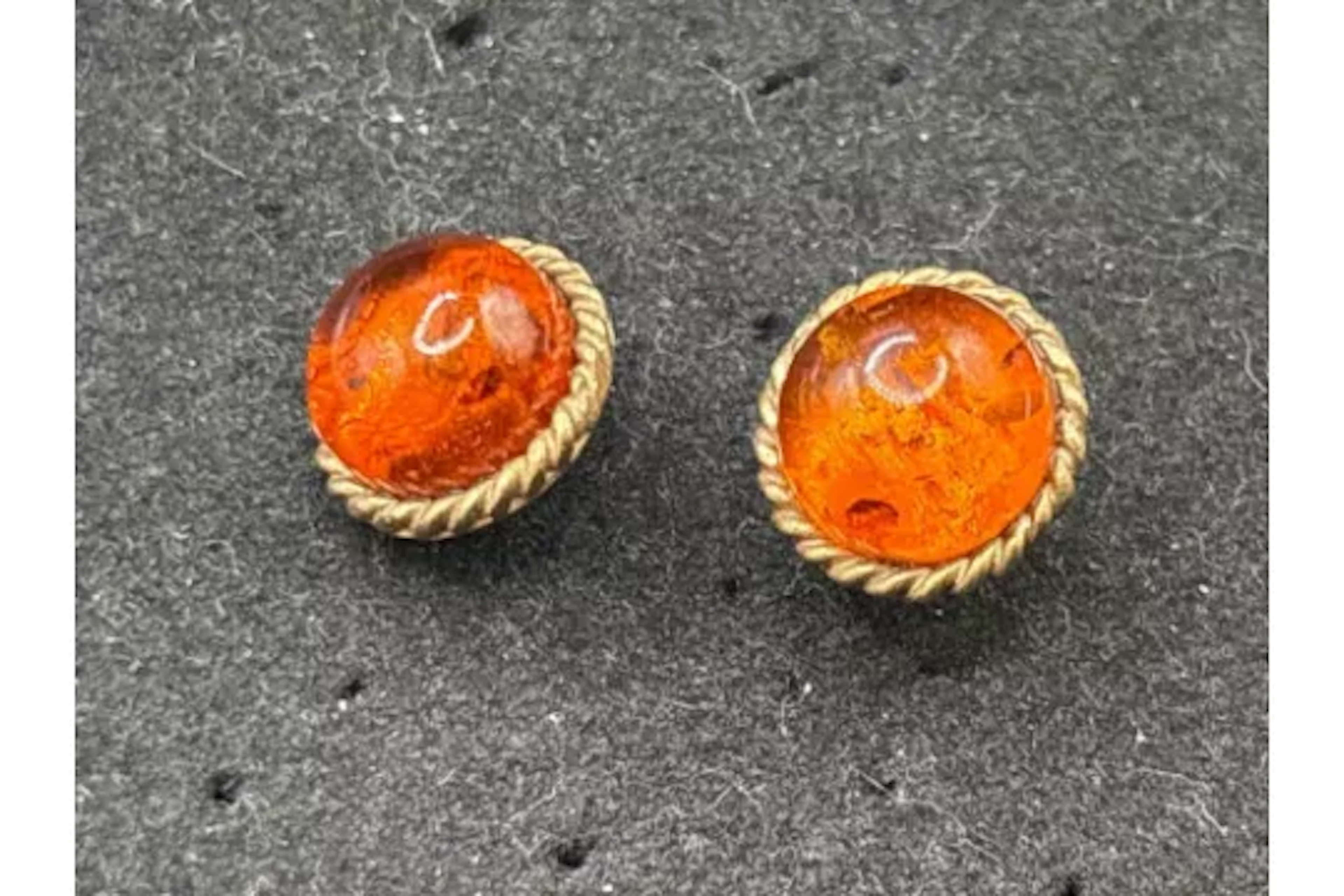 A pair of amber earrings 9ct 2.1 gms