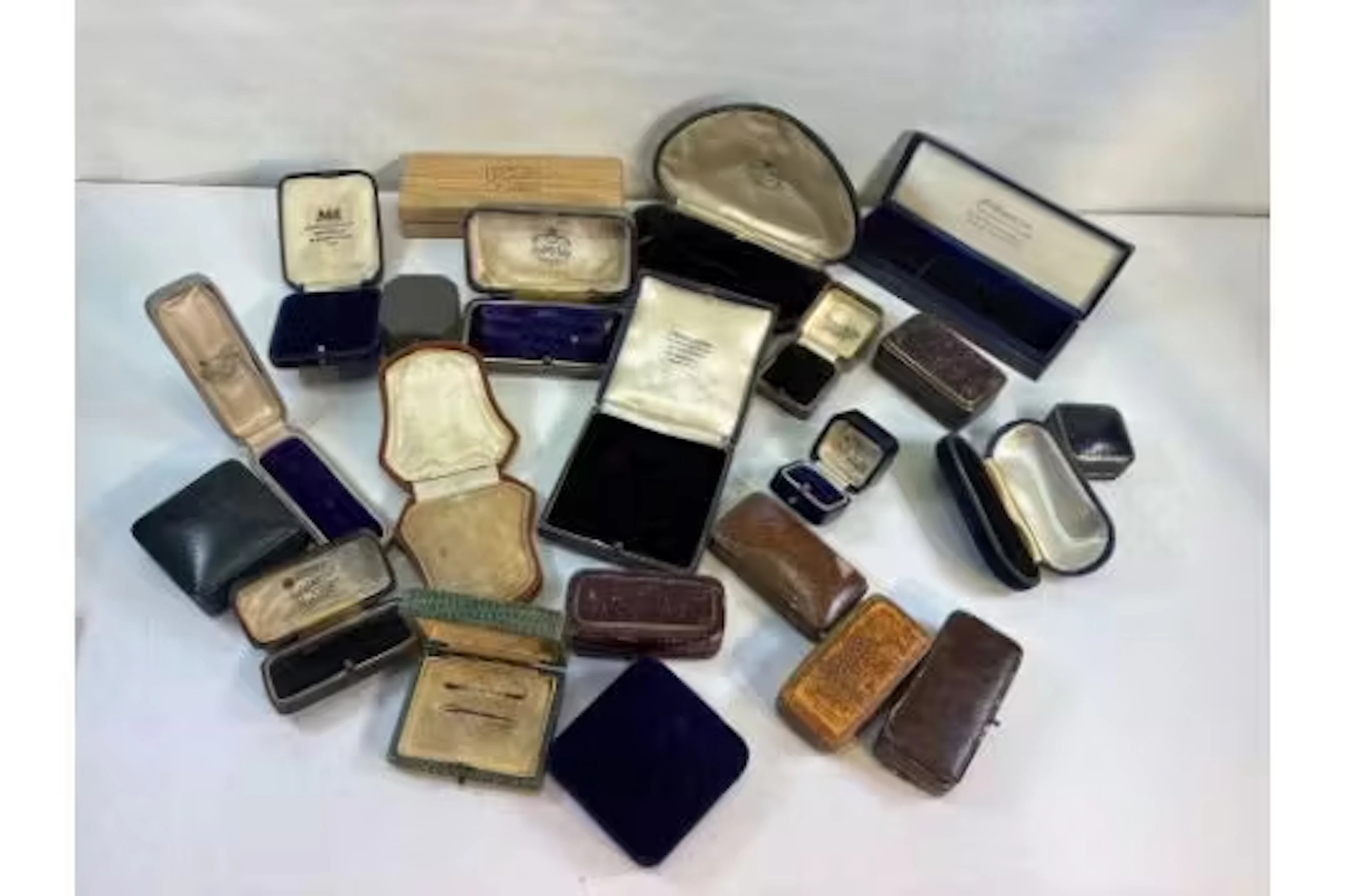 A large quantity of assorted antique and other jewellery boxes