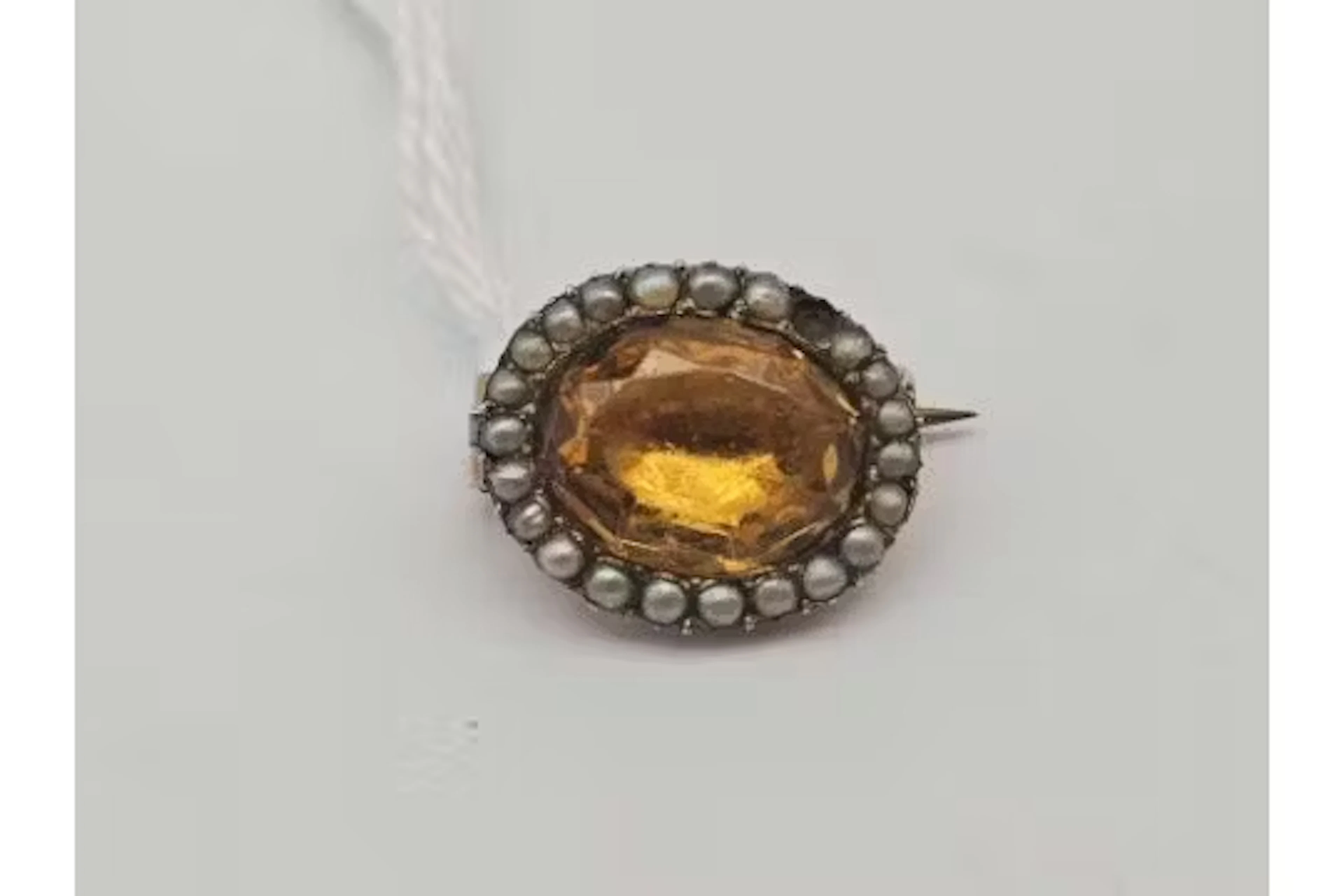 A antique gold circular brooch with pearl border 3.8 gms