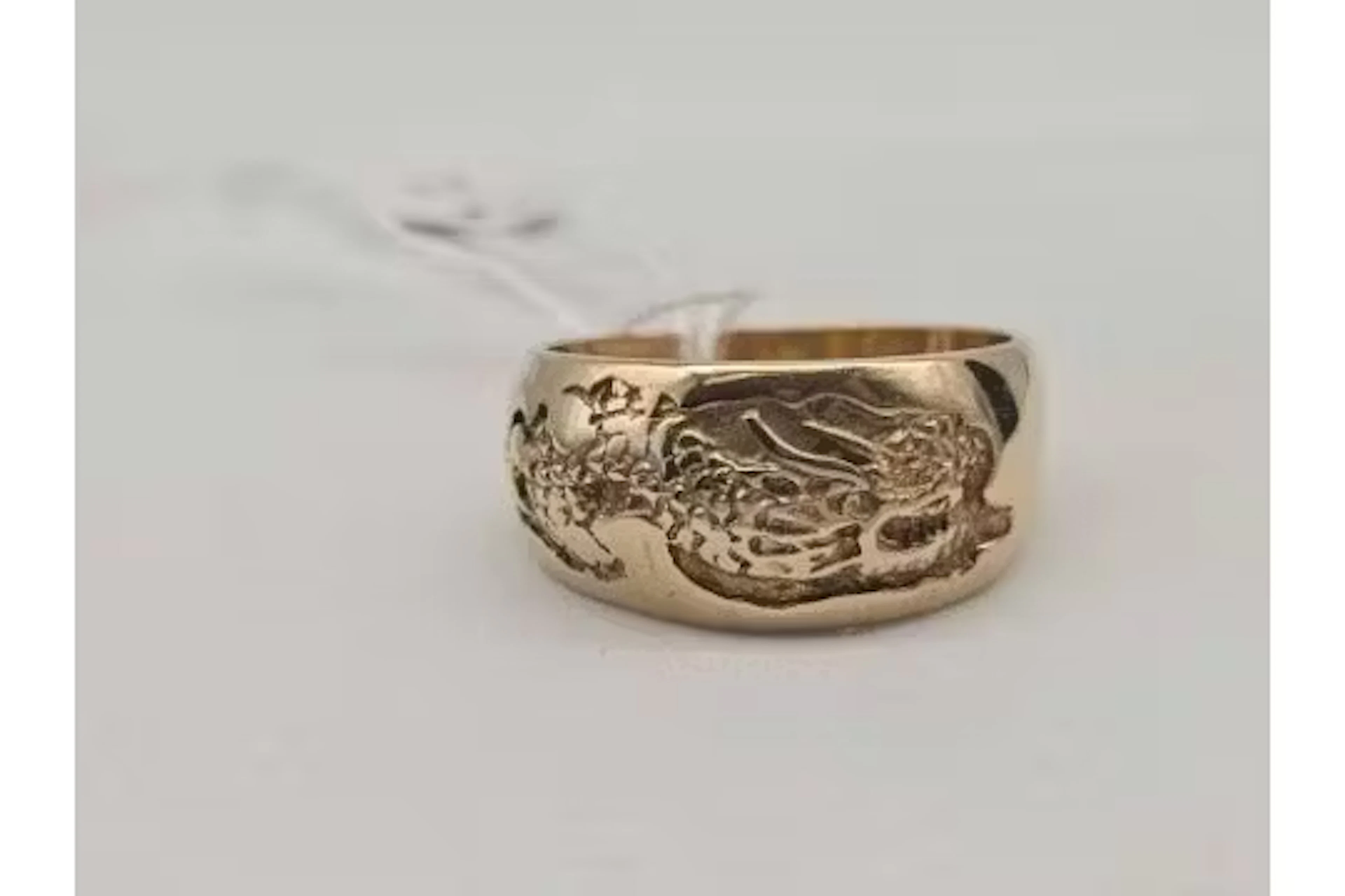 A BAND RING WITH DRAGON DESIGN 9CT SIZE Z PLUS 1 6.4 GMS