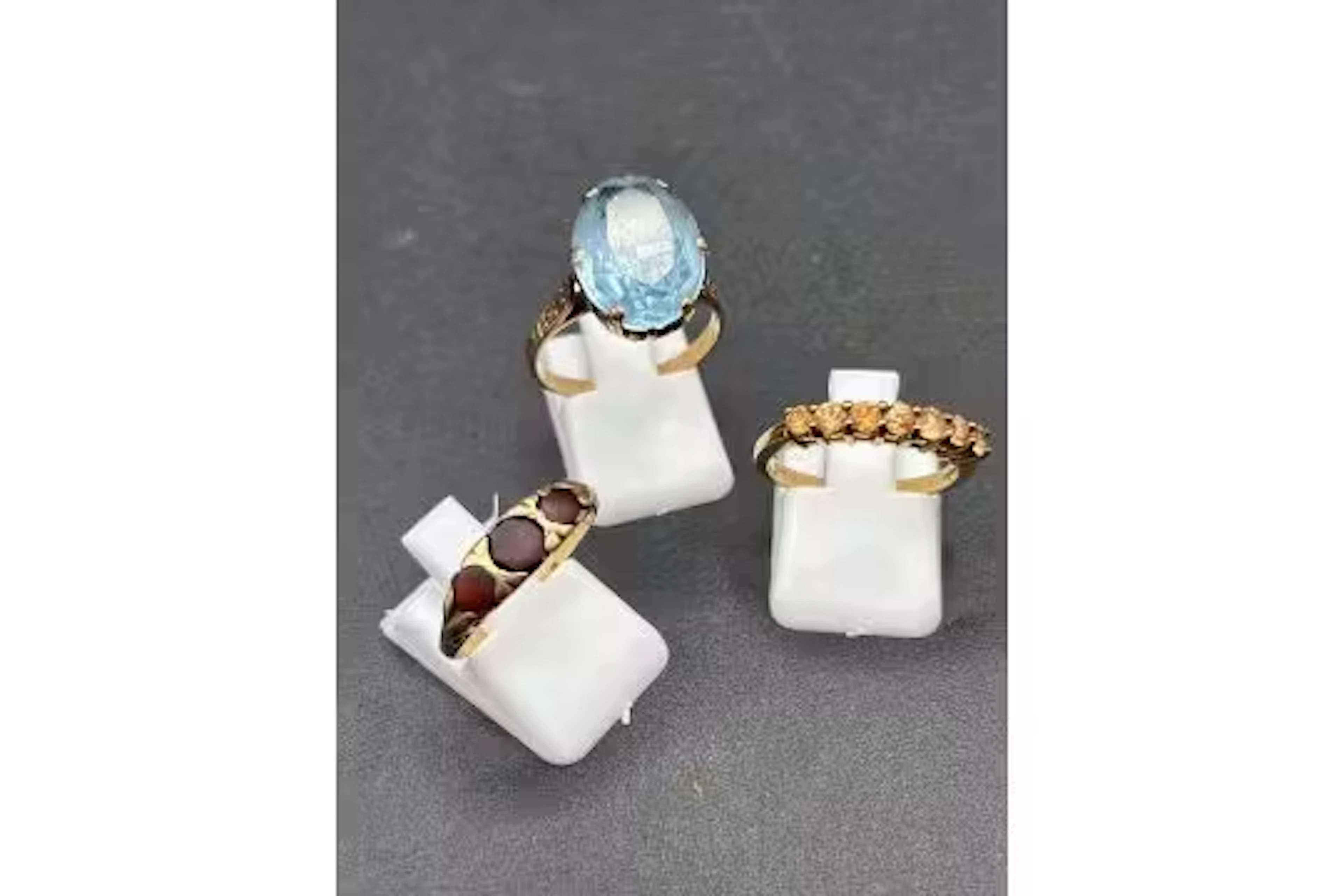 Three gold cocktail rings 9ct two N one R 9 gms