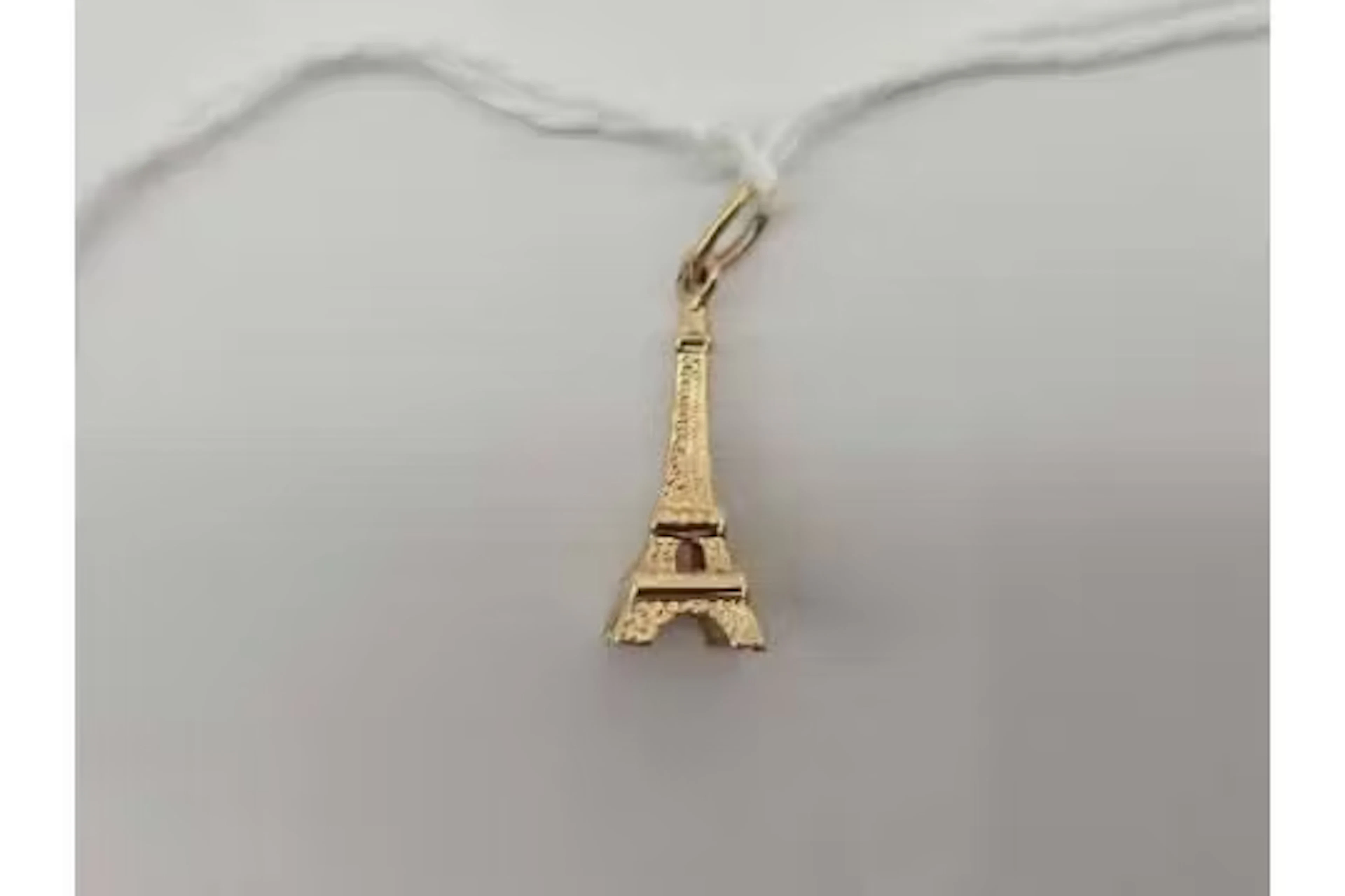 A Eiffel Tower charm 18ct gold