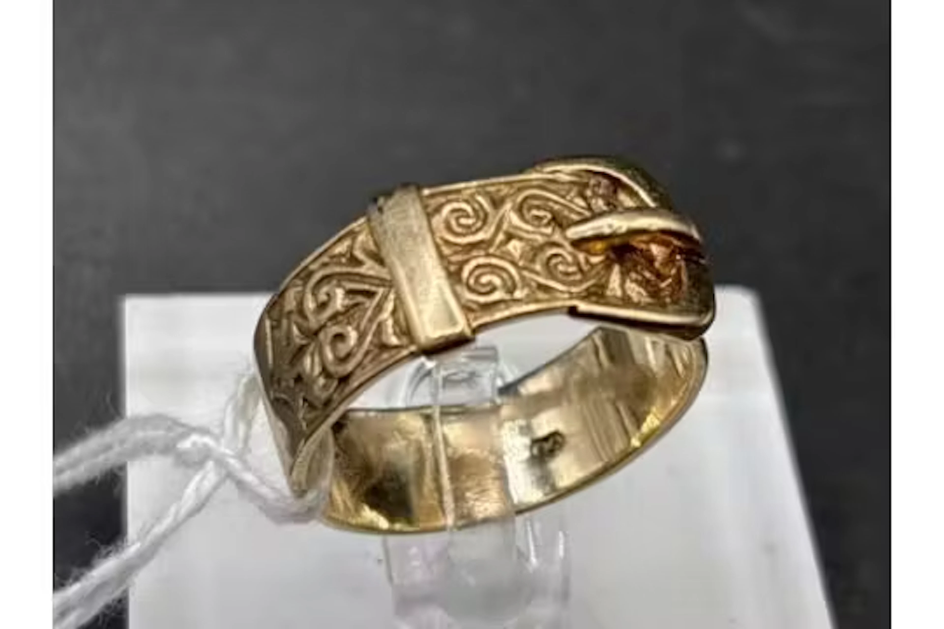 A heavy vintage gents ornate buckle ring 9ct with full hallmarks sz Q 5.8g