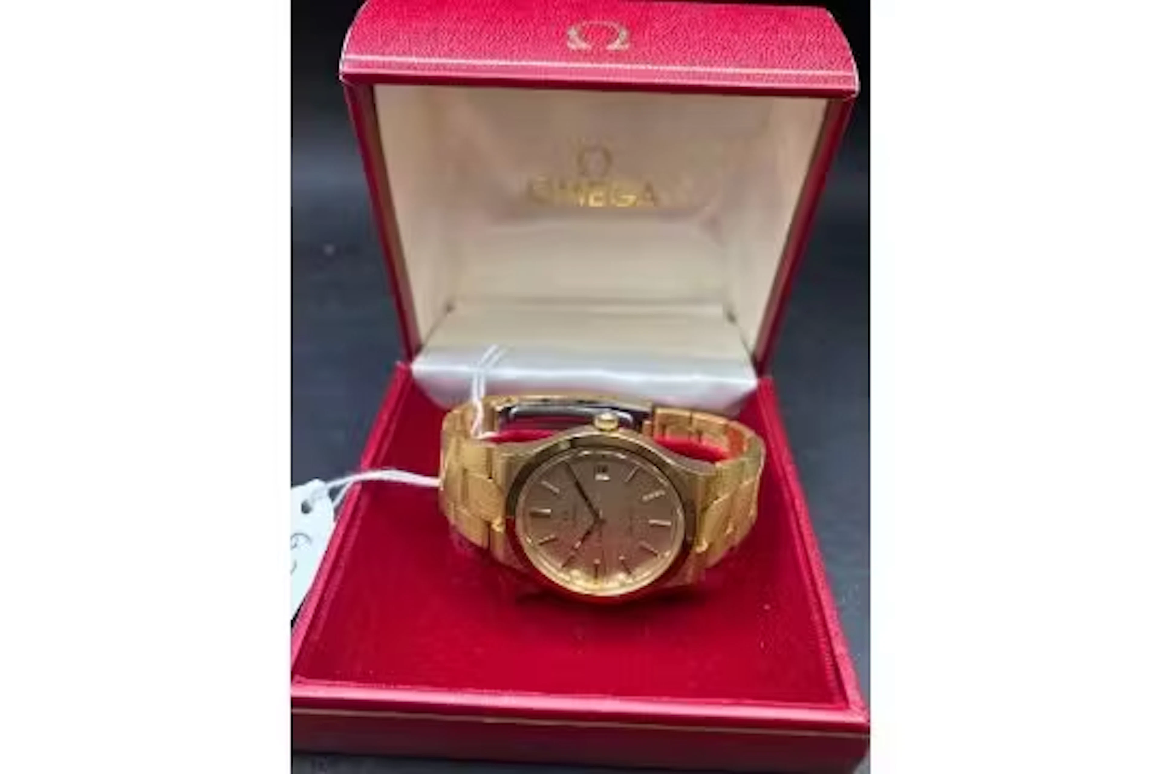 A GENTS OMEGA GENEVE WRIST WATCH WITH DATE APERTURE AND SECONDS SWEEP BOXED