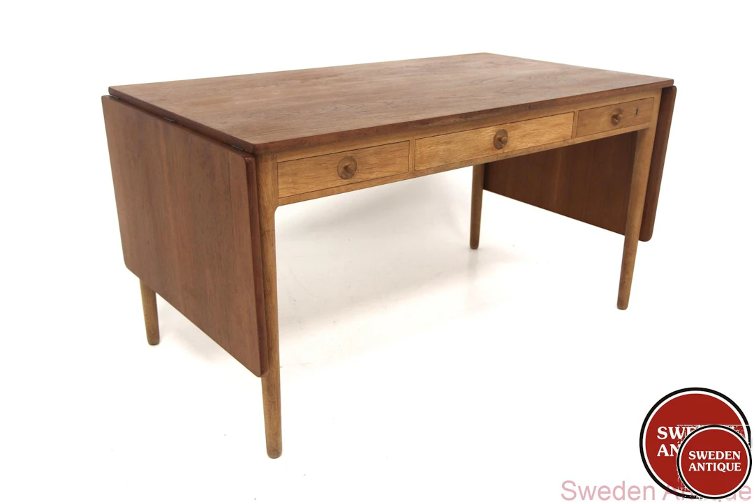 Writing desk AT-305 Hans J Wegner for Andreas Tuck Year: 1960s Origin: