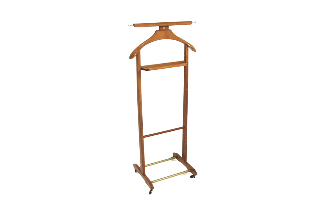 Valet stand Year: 1970s Origin: Ita. Material: Beech Metal W: 45cm