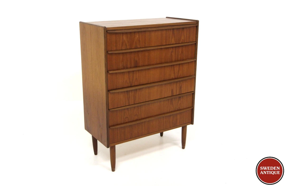 Chest of drawers / Tallboy Year: 1950s Origin: Den. Material: Teak
