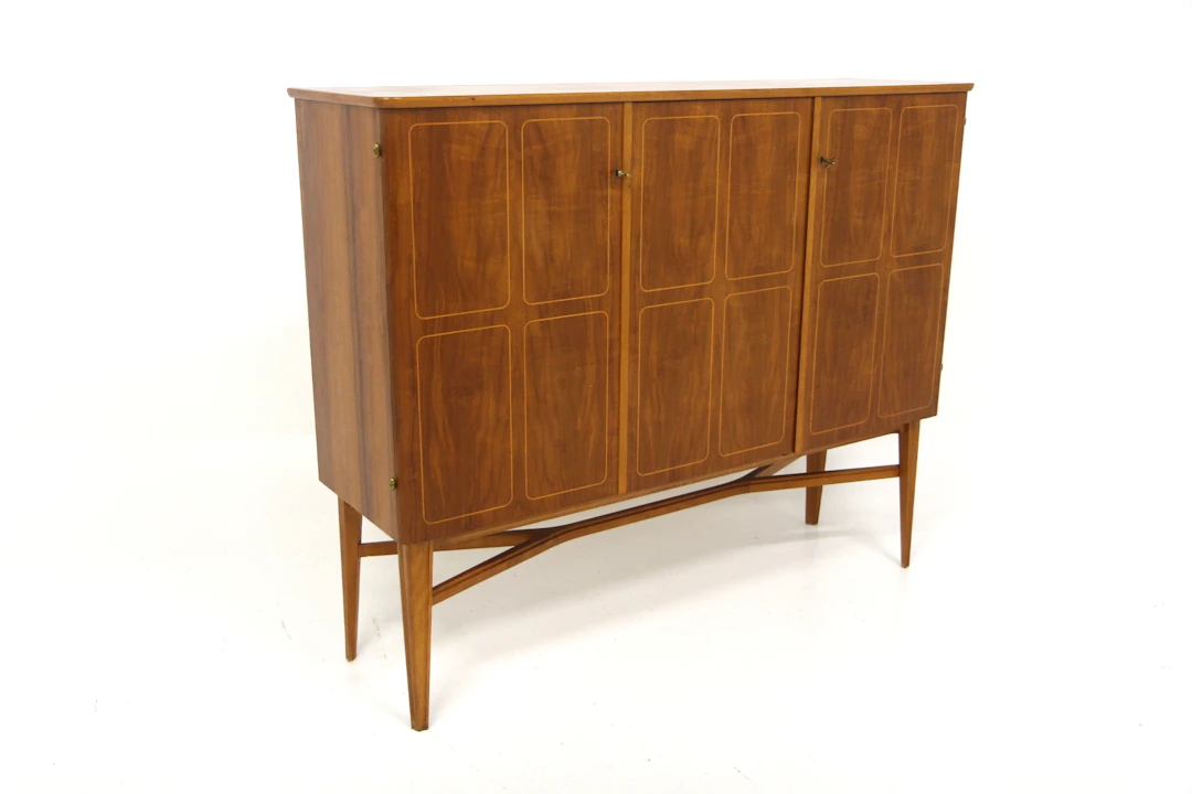 Sideboard / Highboard Year: 1940s Origin: Swe. Material: Walnut Beech