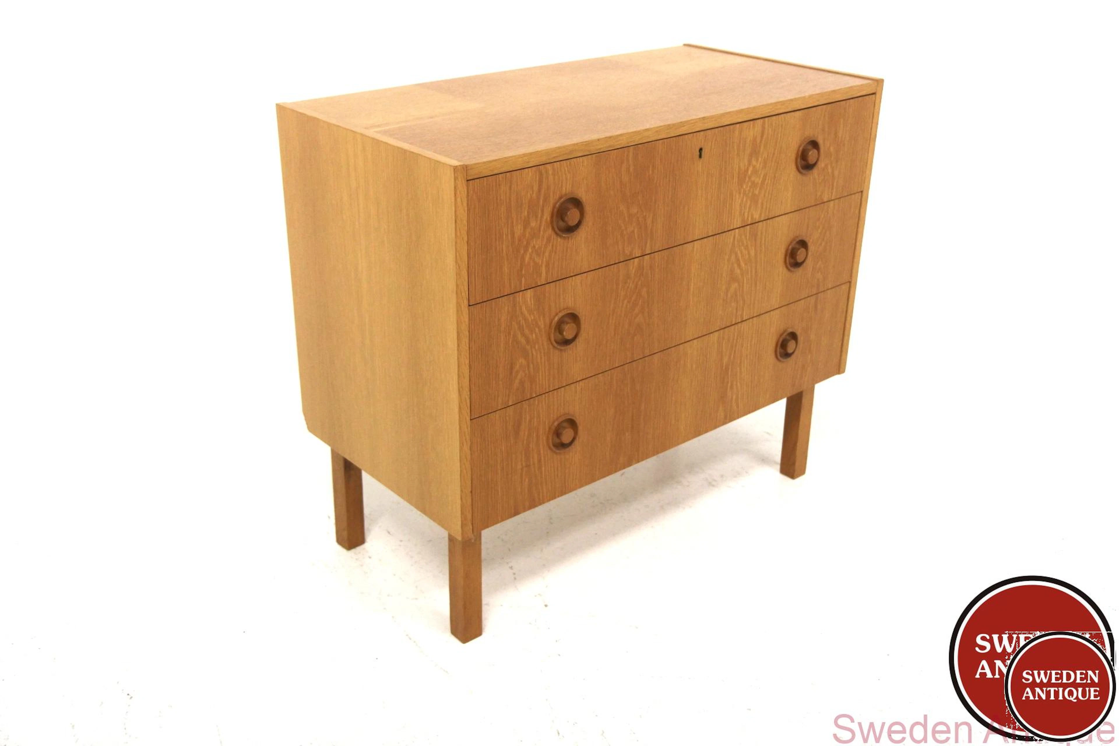 Chest of drawers Year: 1960s Origin: Swe. Material: Oak W: 80cm D: 40cm H: 69cm