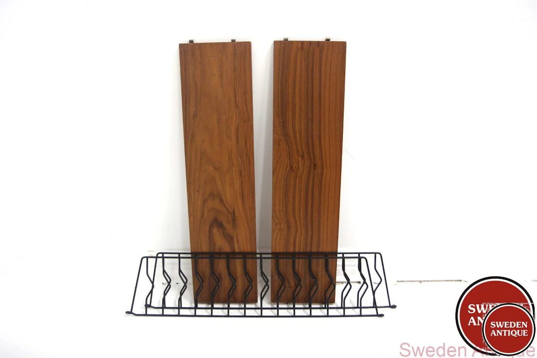 Wall shelf Year: 1950s Origin: Swe. Material: Teak Metal W: 80cm D: