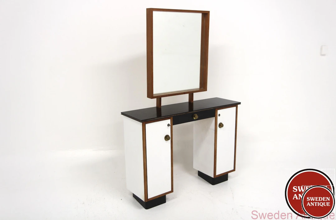 Dressing table / Vanity table Year: 1970s Origin: Swe. Material: Teak