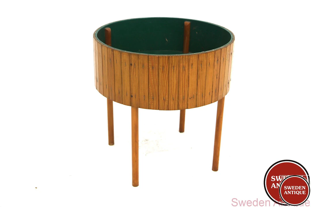 Flower stand0 Year: 1950s Origin: Swe. Material: Pine Beech W: 55cm