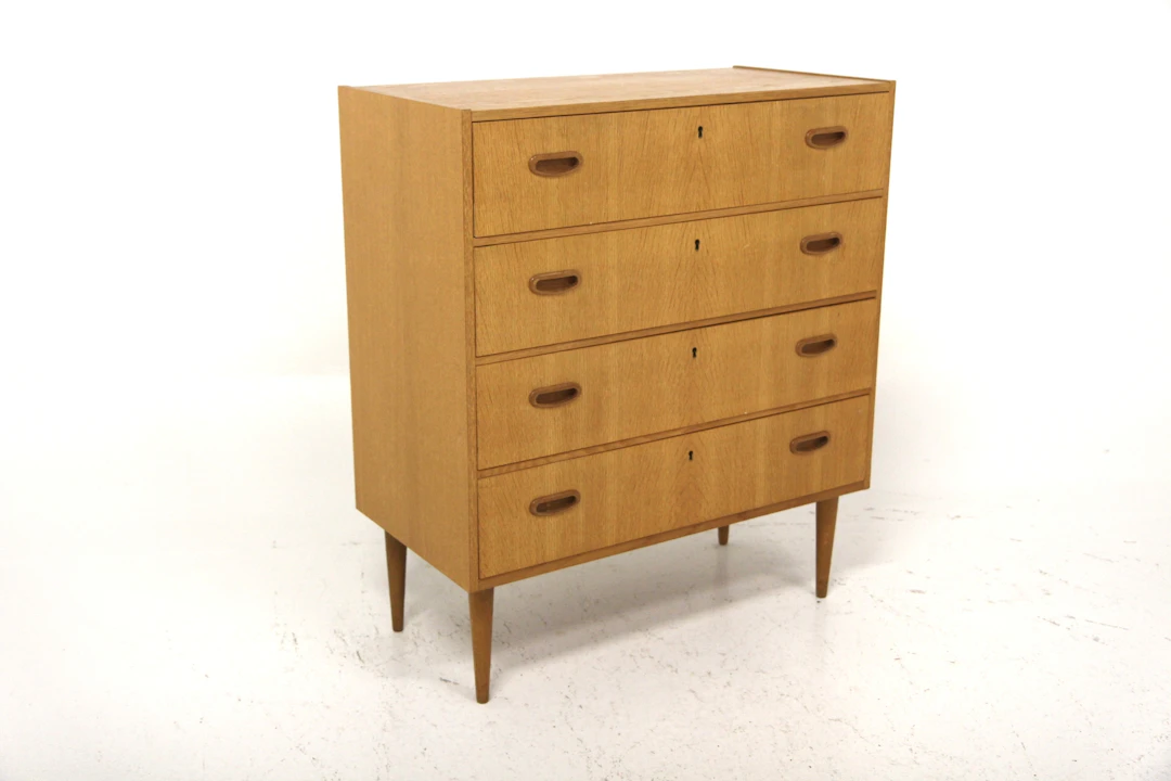 Chest of drawers Year: 1960s Origin: Swe. Material: Oak W: 75cm D: 38cm H: 86cm
