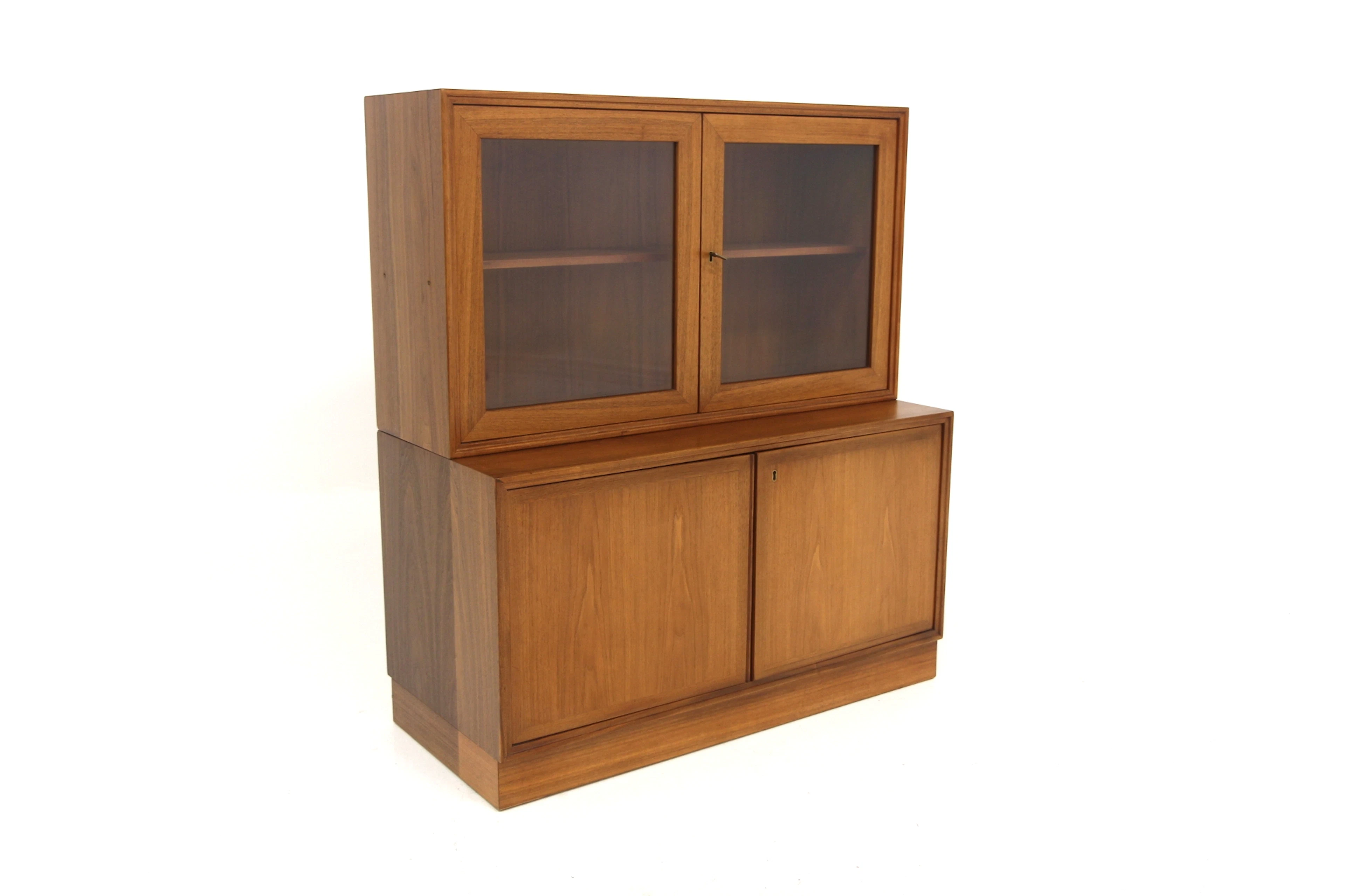 Cabinet Year: 1960s Origin: Swe. Material: Walnut Glass W: 90cm D:
