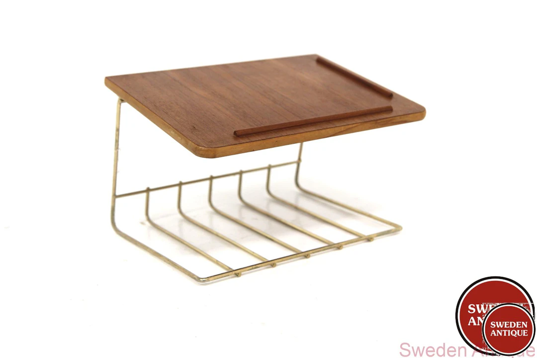 Wall shelf Year: 1950s Origin: Swe. Material: Teak Metal W: 30cm D: