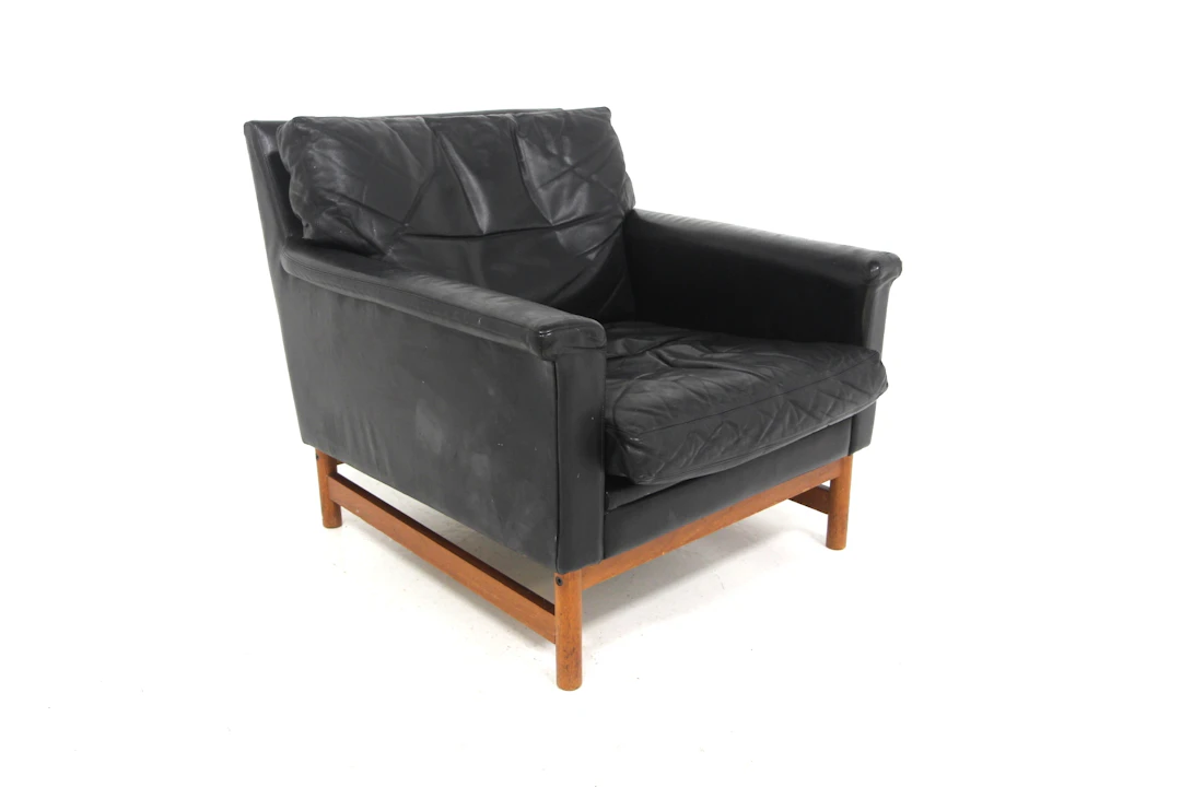 Lounge chair Year: 1950s Origin: Swe. Material: Leather Teak W: 75cm