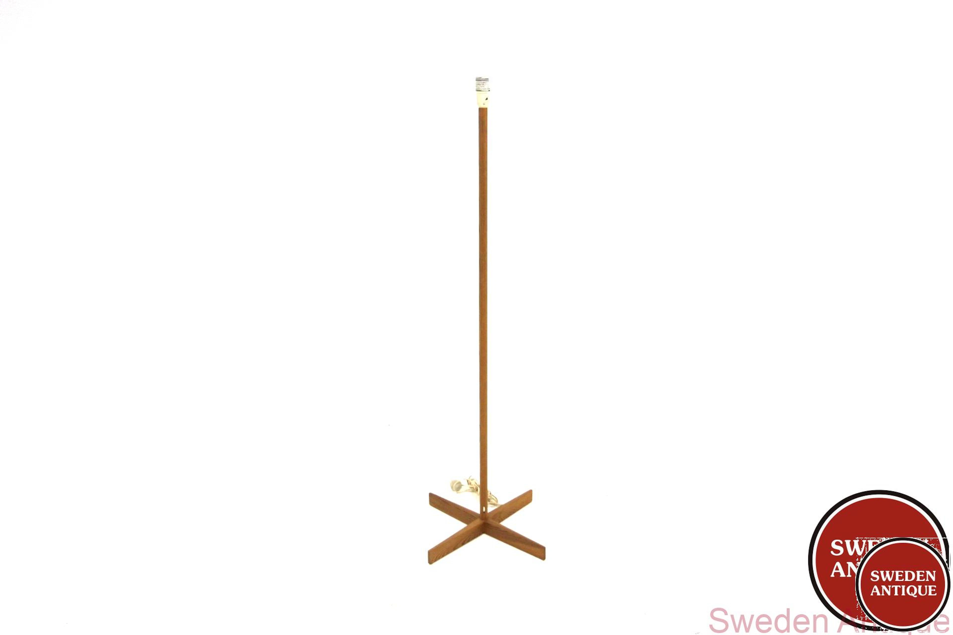Floor lamp Year: 1960s Origin: Swe. Material: Pine W: 45cm D: 45cm H: 128cm