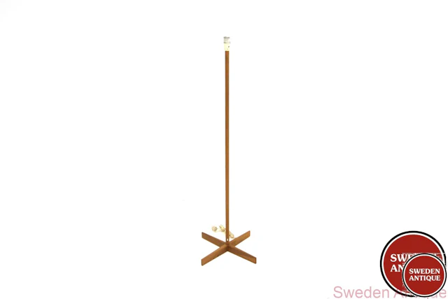 Floor lamp Year: 1960s Origin: Swe. Material: Pine W: 45cm D: 45cm H: 128cm