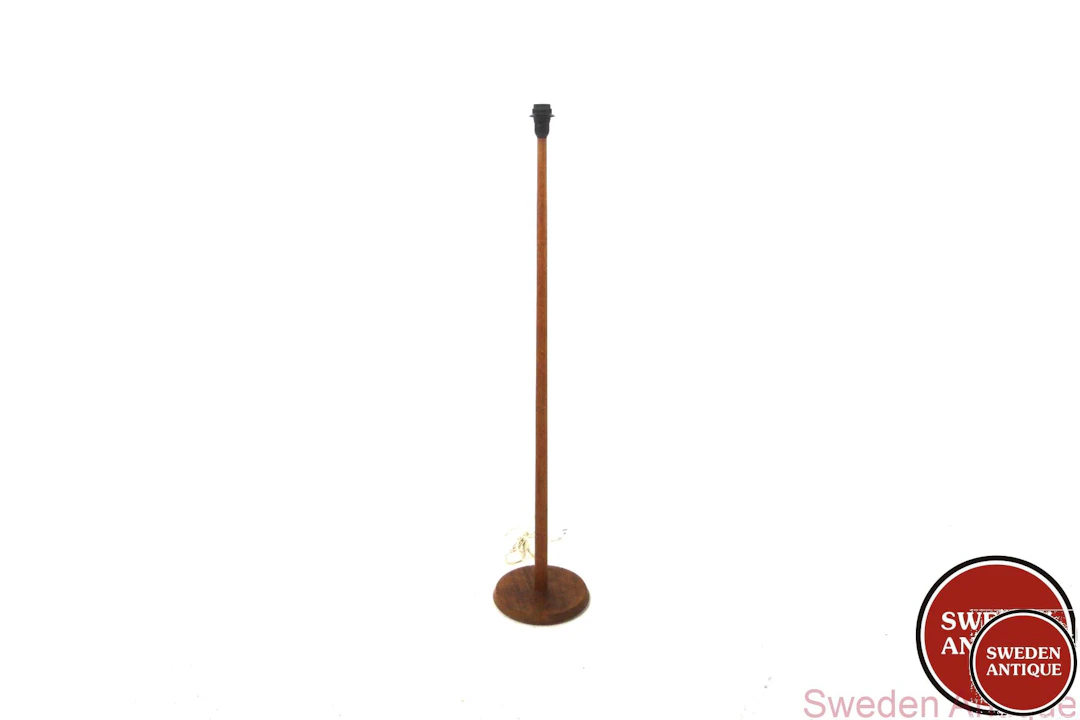 Floor lamp Year: 1950s Origin: Swe. Material: Teak W: 24cm H: 120cm