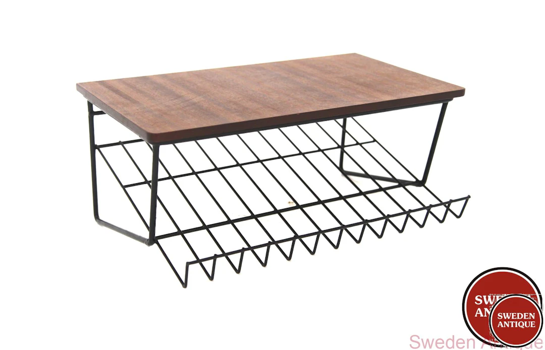 Wall shelf Year: 1950s Origin: Swe. Material: Teak Metal W: 48cm D: