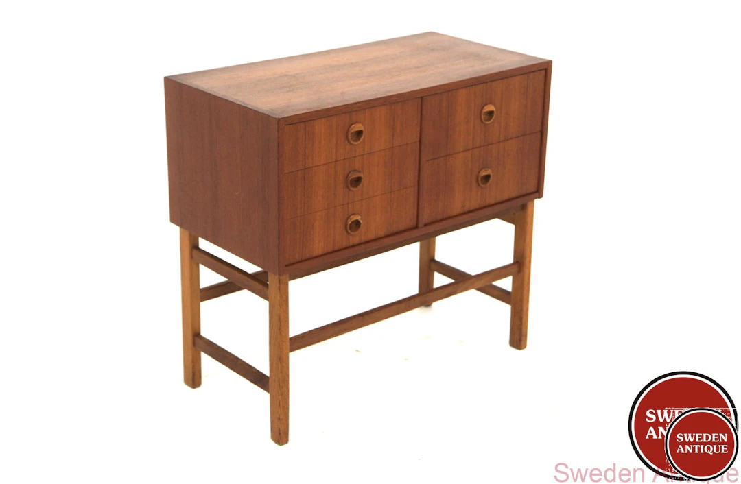 Chest of drawers Year: 1960s Origin: Swe. Material: Teak Oak W: 62cm