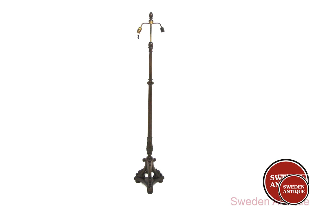 Floor lamp Year: 1920s Origin: Swe. Material: Oak W: 36cm H: 180cm