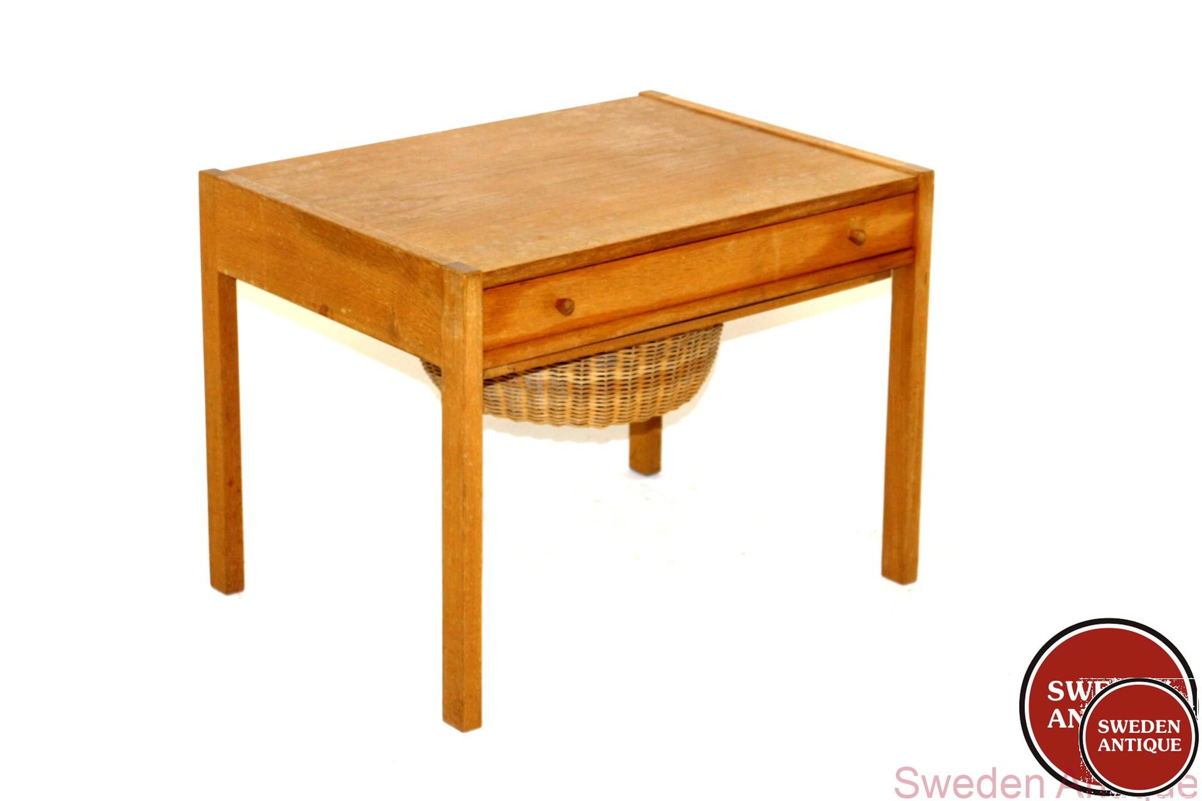 Sewing table Year: 1960s Origin: Den. Material: Oak Rattan W: 59,5cm