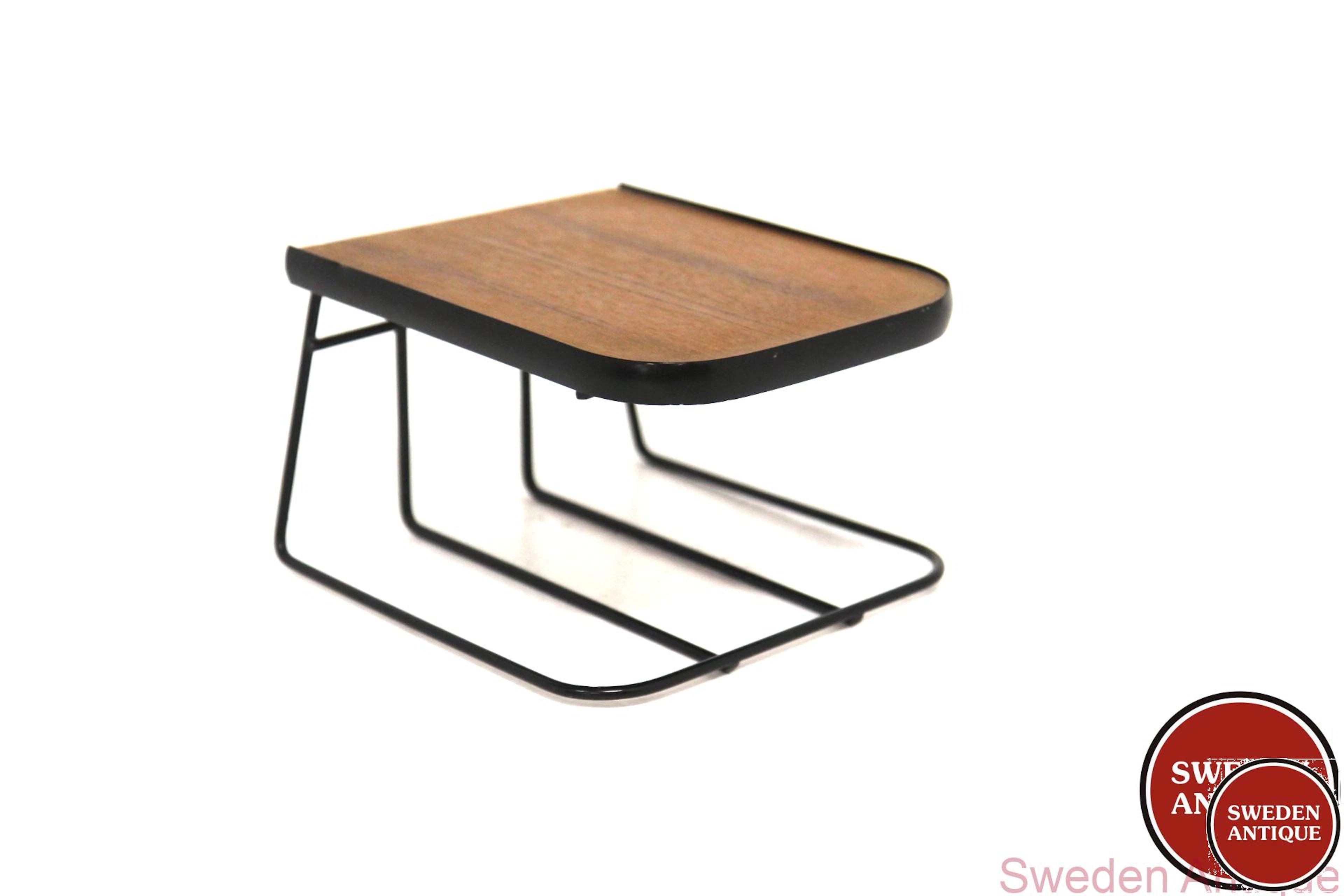 Wall shelf Year: 1950s Origin: Swe. Material: Teak Metal Plastic W: