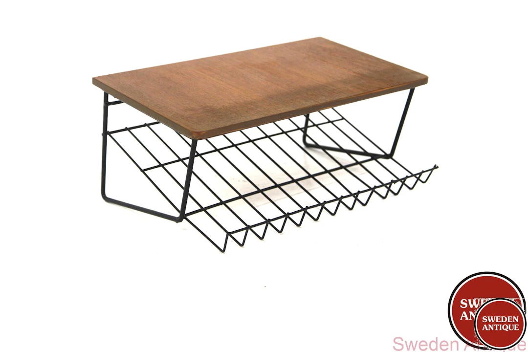 Wall shelf Year: 1950s Origin: Swe. Material: Teak Metal W: 48cm D: