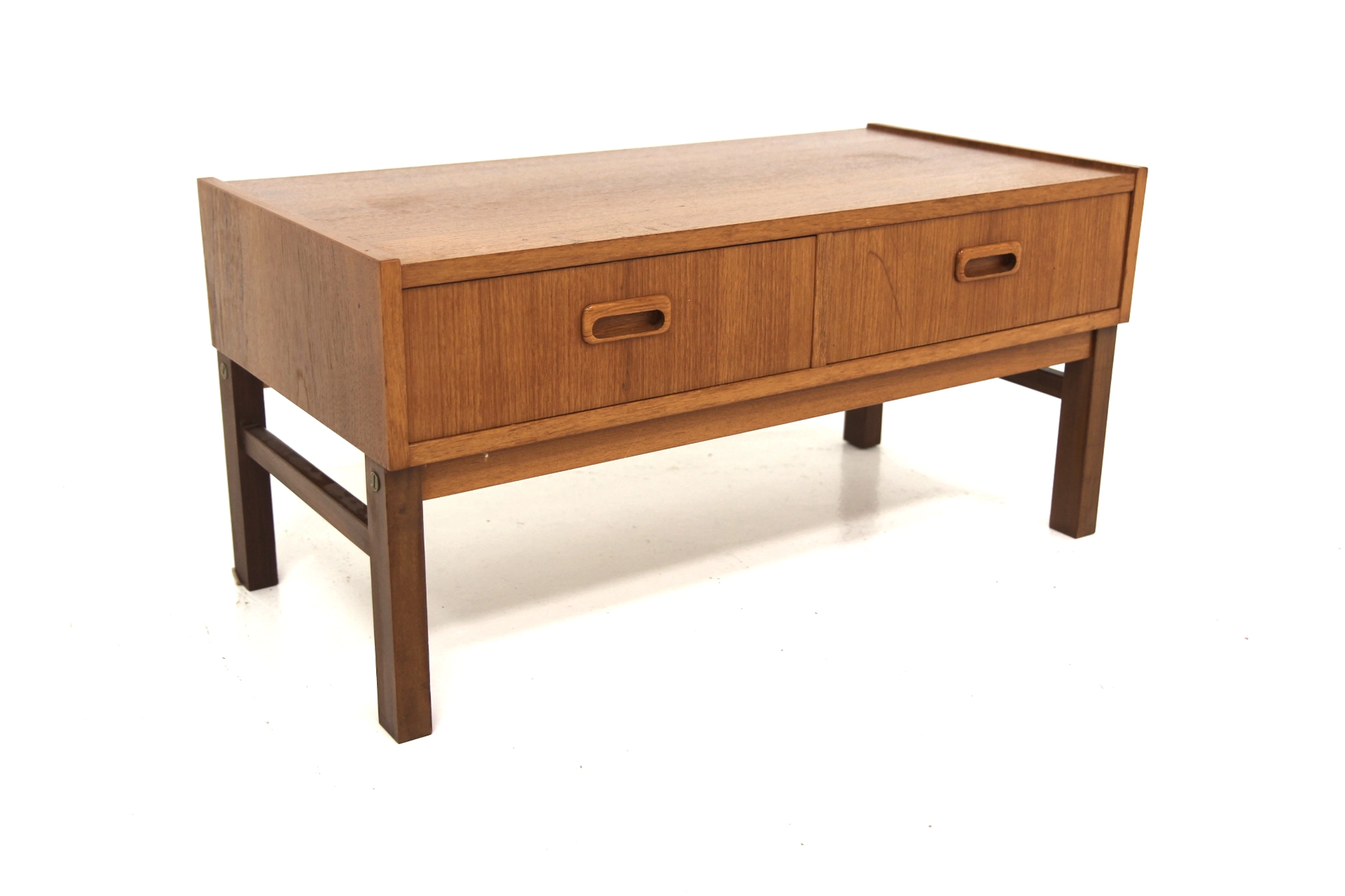 Chest of drawers Year: 1960s Origin: Swe. Material: Teak W: 81cm D: