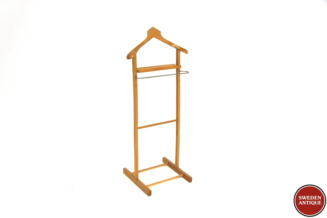 Valet stand Year: 1960s Origin: Swe. Material: Beech Metal W: 45cm