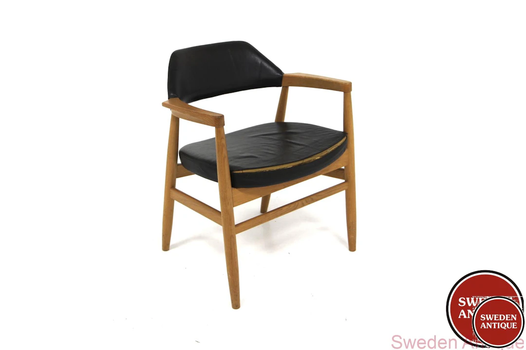 Armchair Year: 1950s Origin: Swe. Material: Oak Leather W: 61cm D: