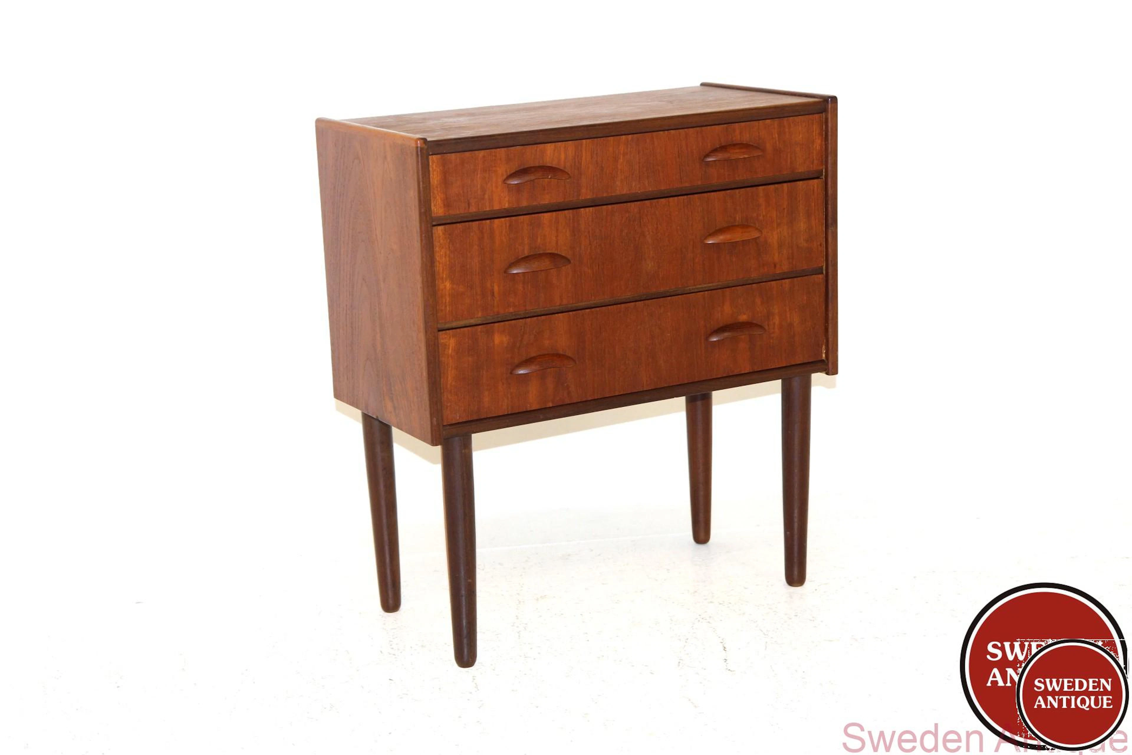 Chest of drawers Year: 1960s Origin: Den. Material: Teak W: 59cm D: