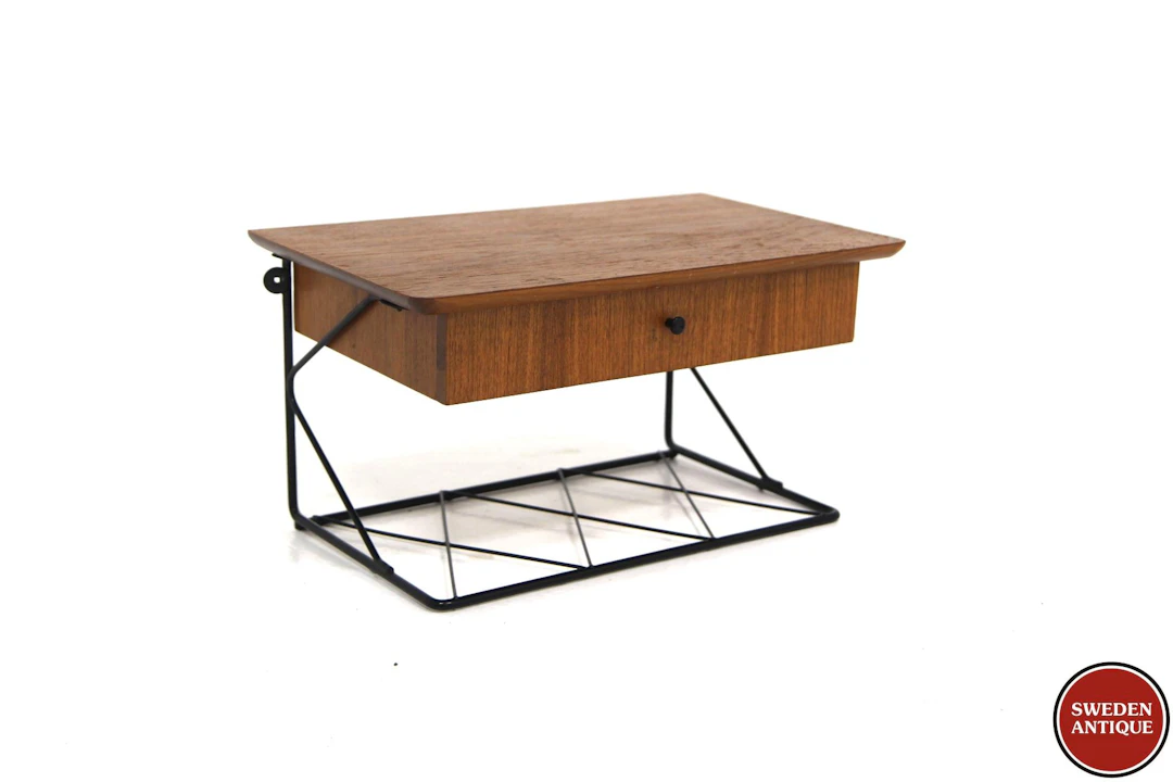 Wall shelf Year: 1950s Origin: Swe. Material: Teak Metal W: 40cm D: