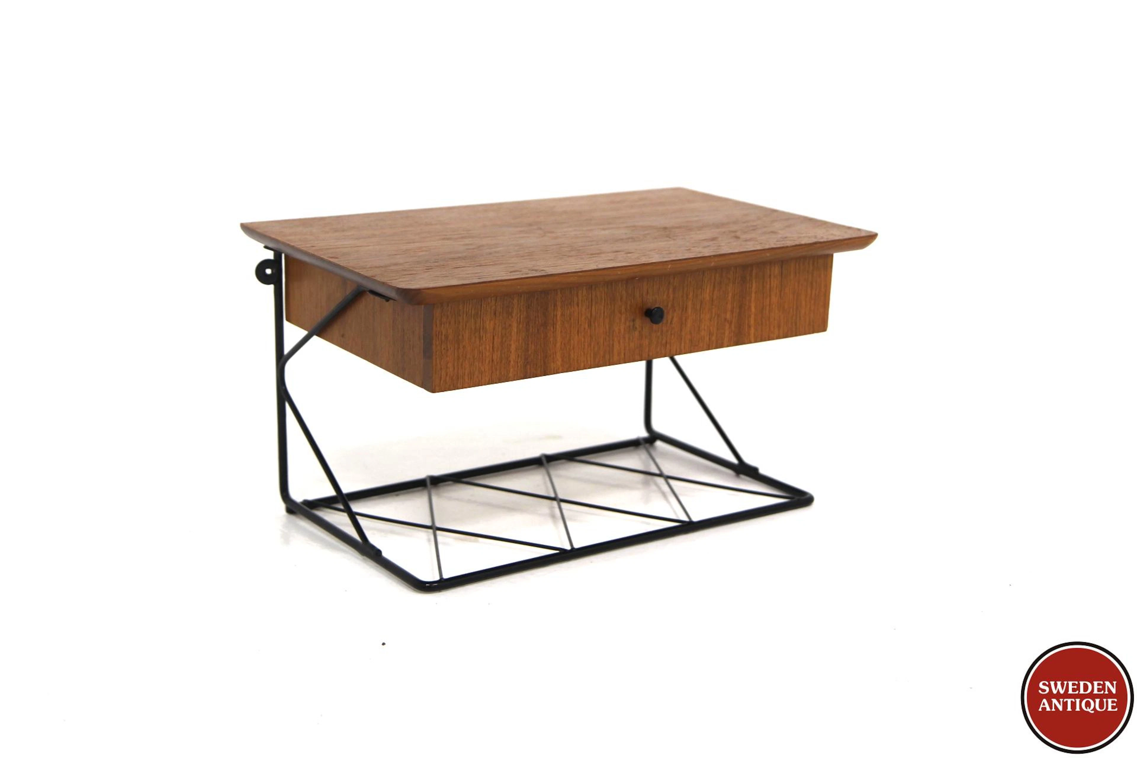 Wall shelf Year: 1950s Origin: Swe. Material: Teak Metal W: 40cm D: