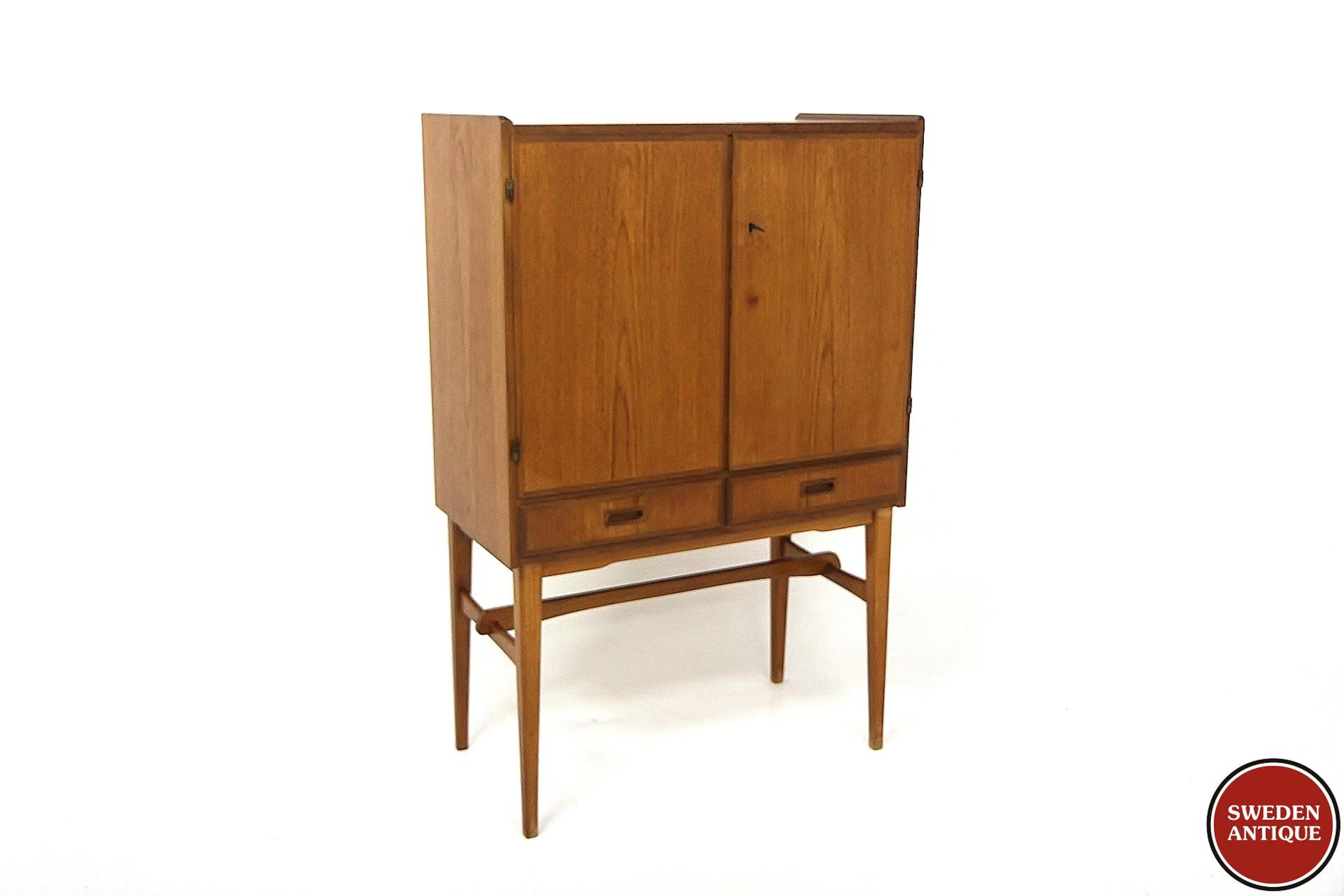 Bar cabinet Year: 1950s Origin: Swe. Material: Teak Beech W: 80cm