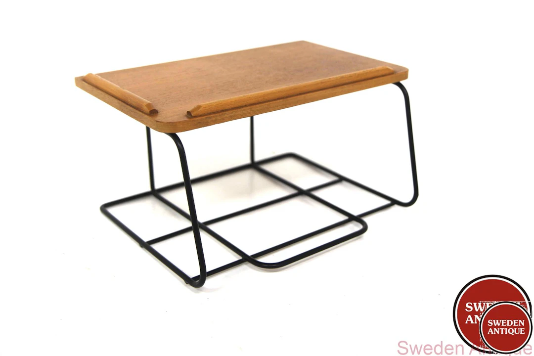 Wall shelf Year: 1950s Origin: Swe. Material: Teak Metal W: 32cm D: