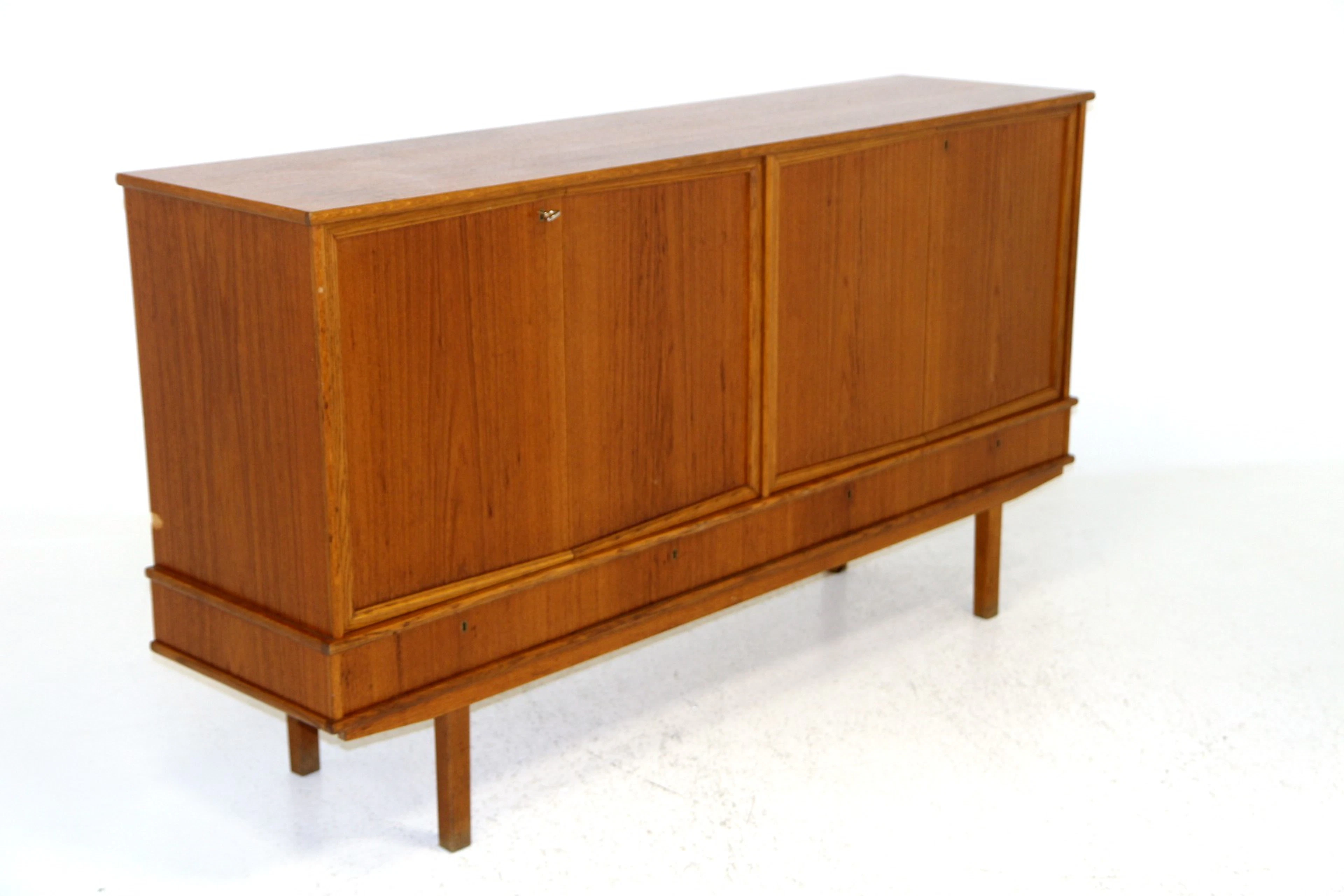 Sideboard / Highboard Year: 1960s Origin: Swe. Material: Teak Oak