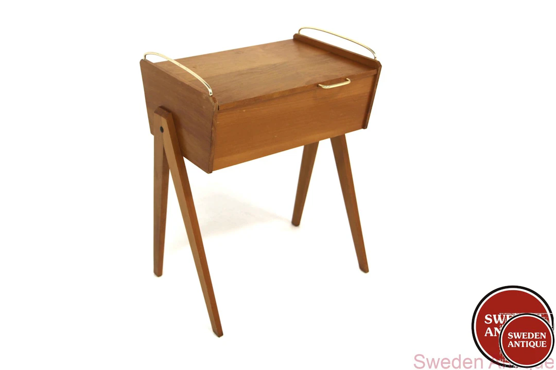 Sewing table Year: 1950s Origin: Swe. Material: Elm Beech Metal W: