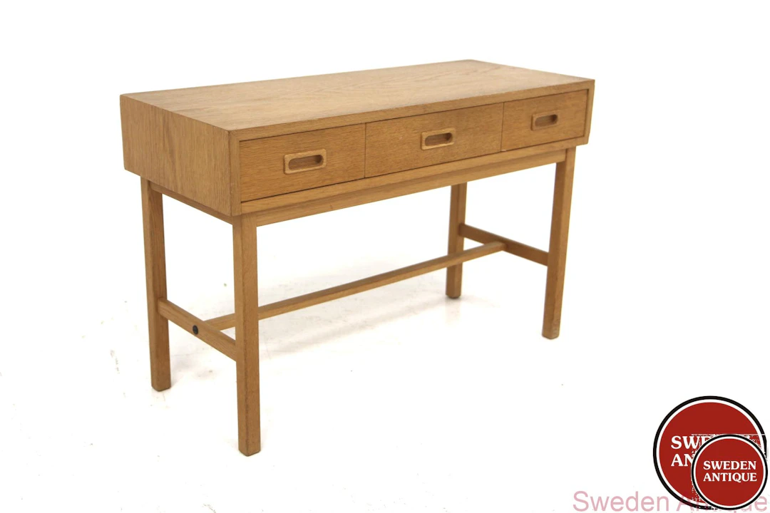 Chest of drawers Year: 1960s Origin: Swe. Material: Oak W: 80cm D: 33cm H: 53cm